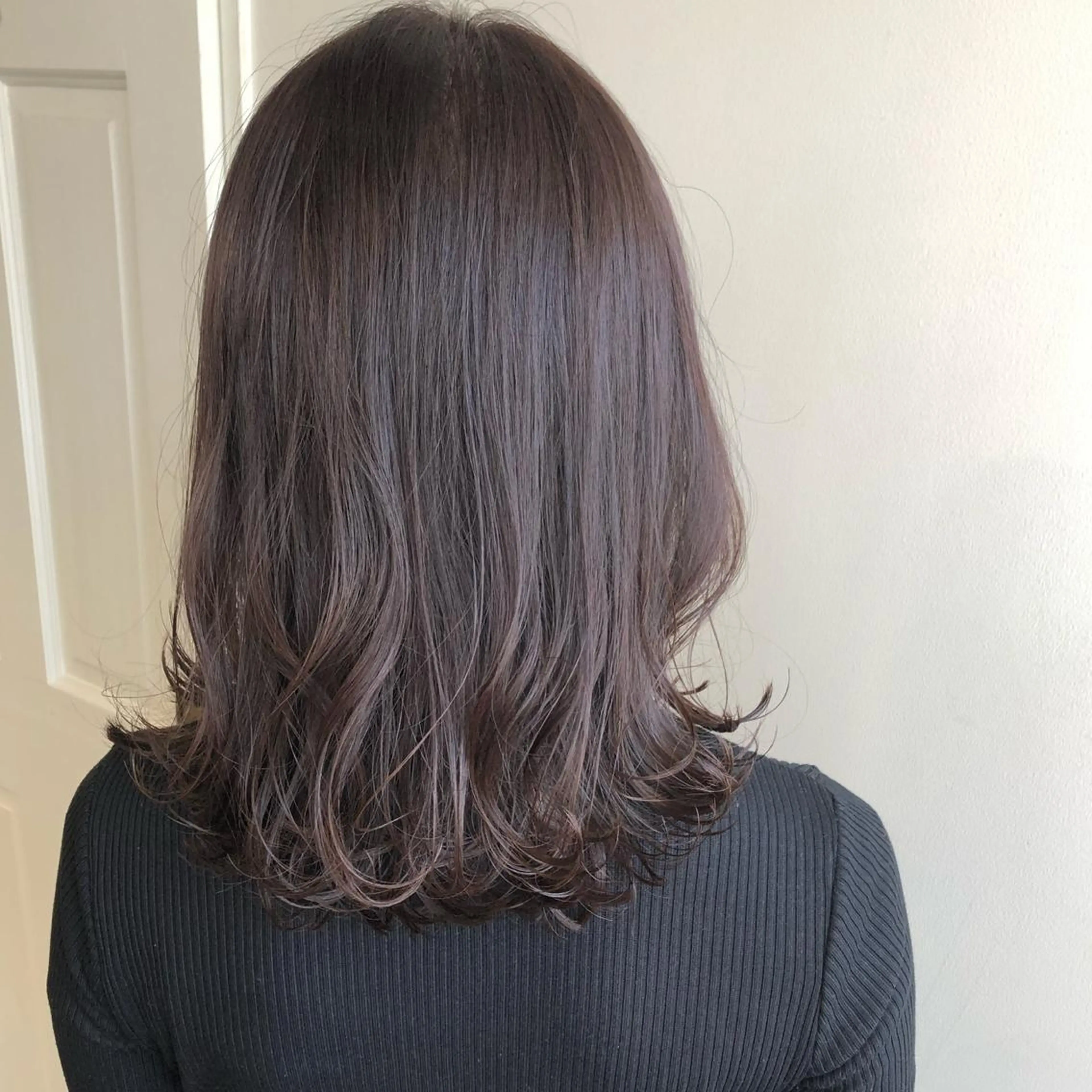 ミディアム カラー MIOベージュカラー 柔らかいカラーのヘアスタイル