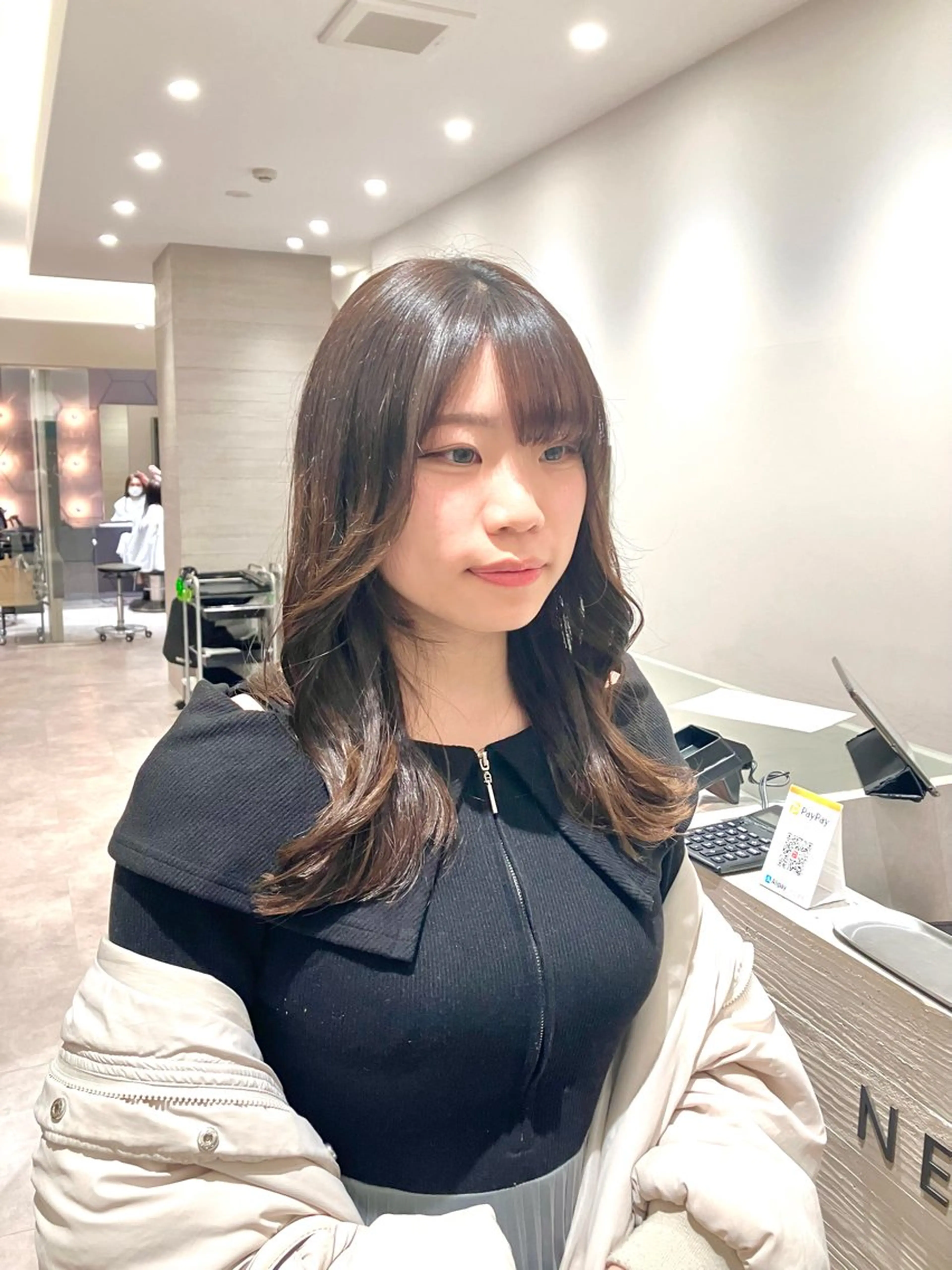 セミロング くびれヘア レイヤーカット サキ🤍ハイトーン 🩰くびれ巻きヘアのヘアスタイル