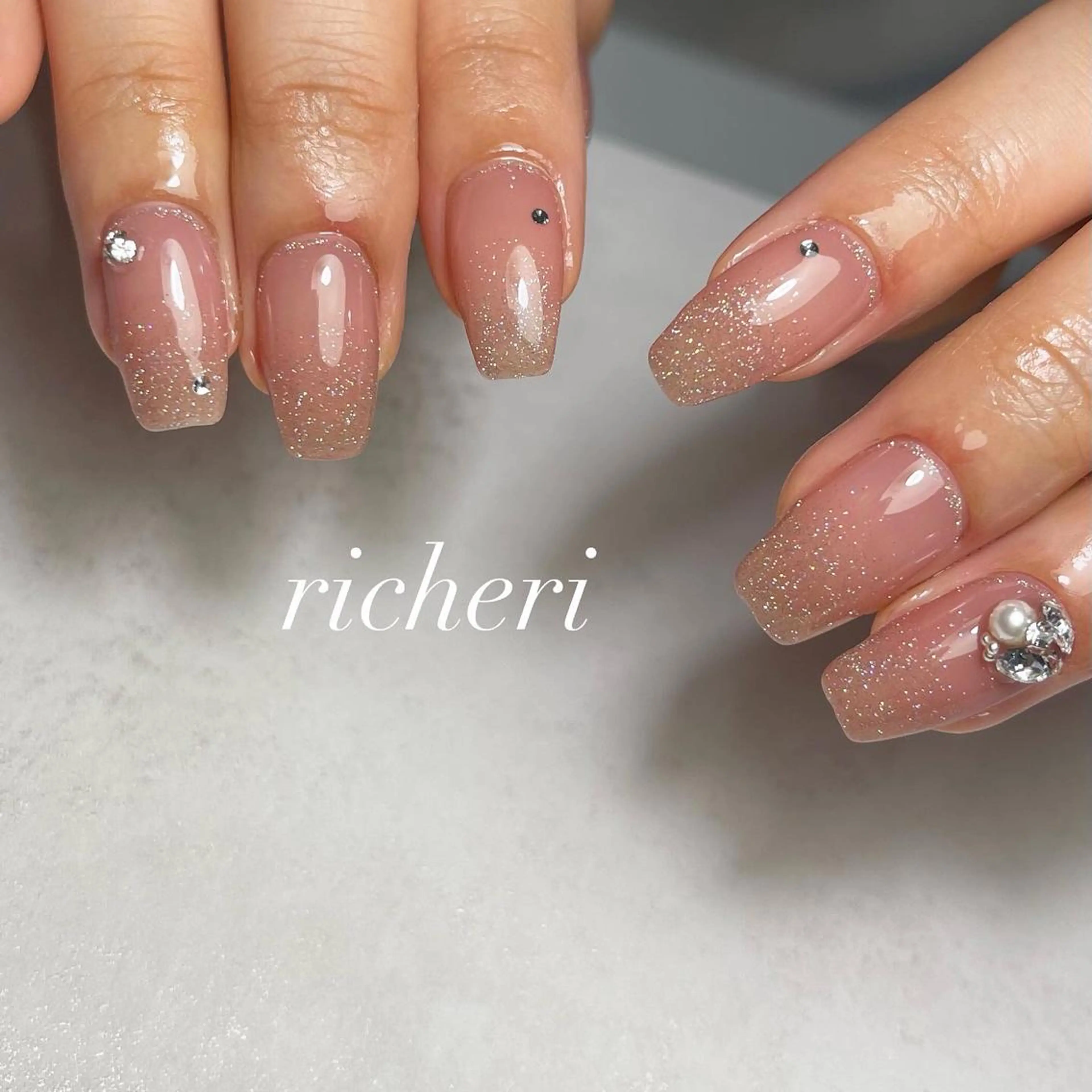 ミディアム ネイル 韓国風ヘア フラッシュネイル フラッシュマグ フレンチネイル ジェルネイル ハンドネイル richeri beautyのエステ・リラクイメージ