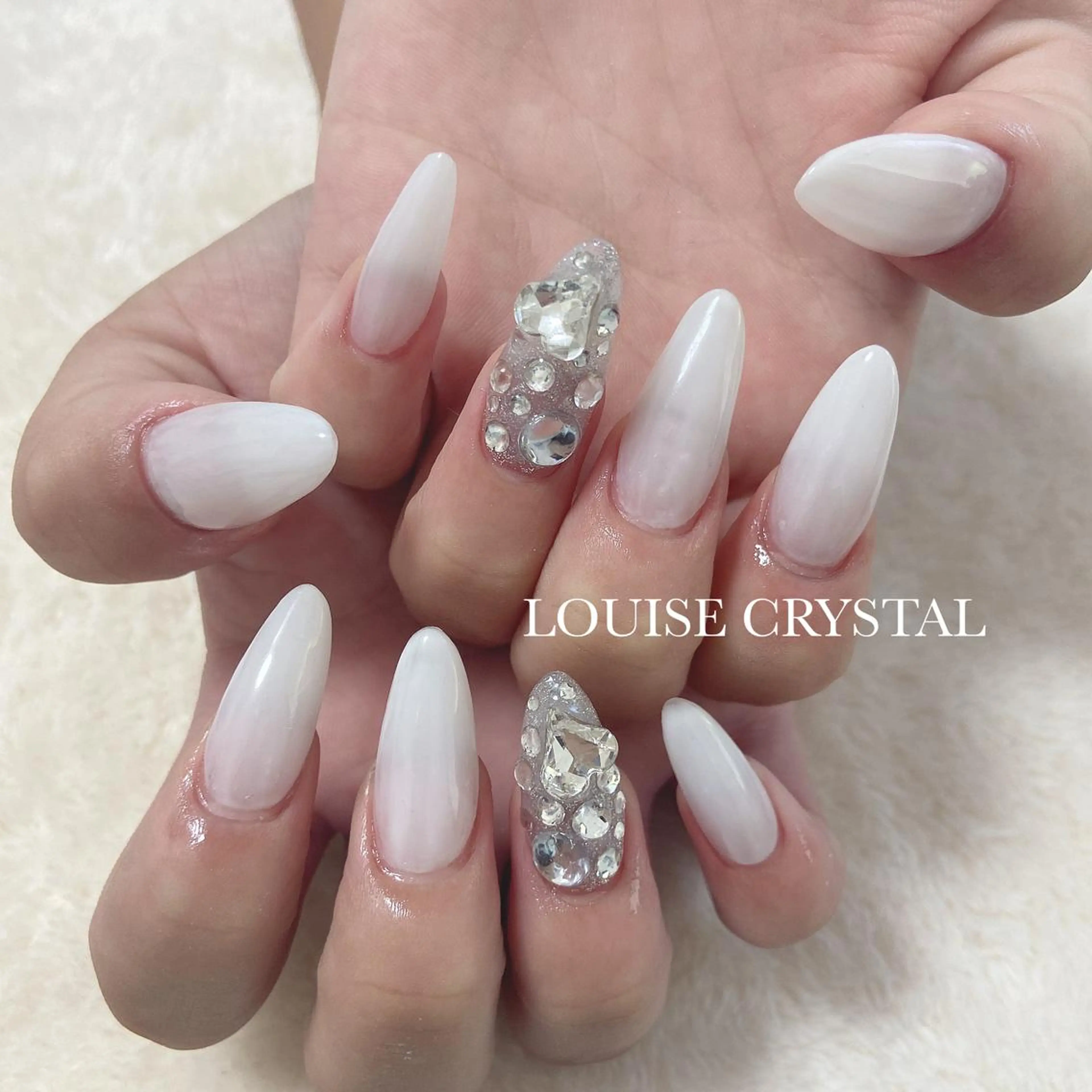 ネイル ハンドネイル LOUISE CRYSTALのネイルデザイン