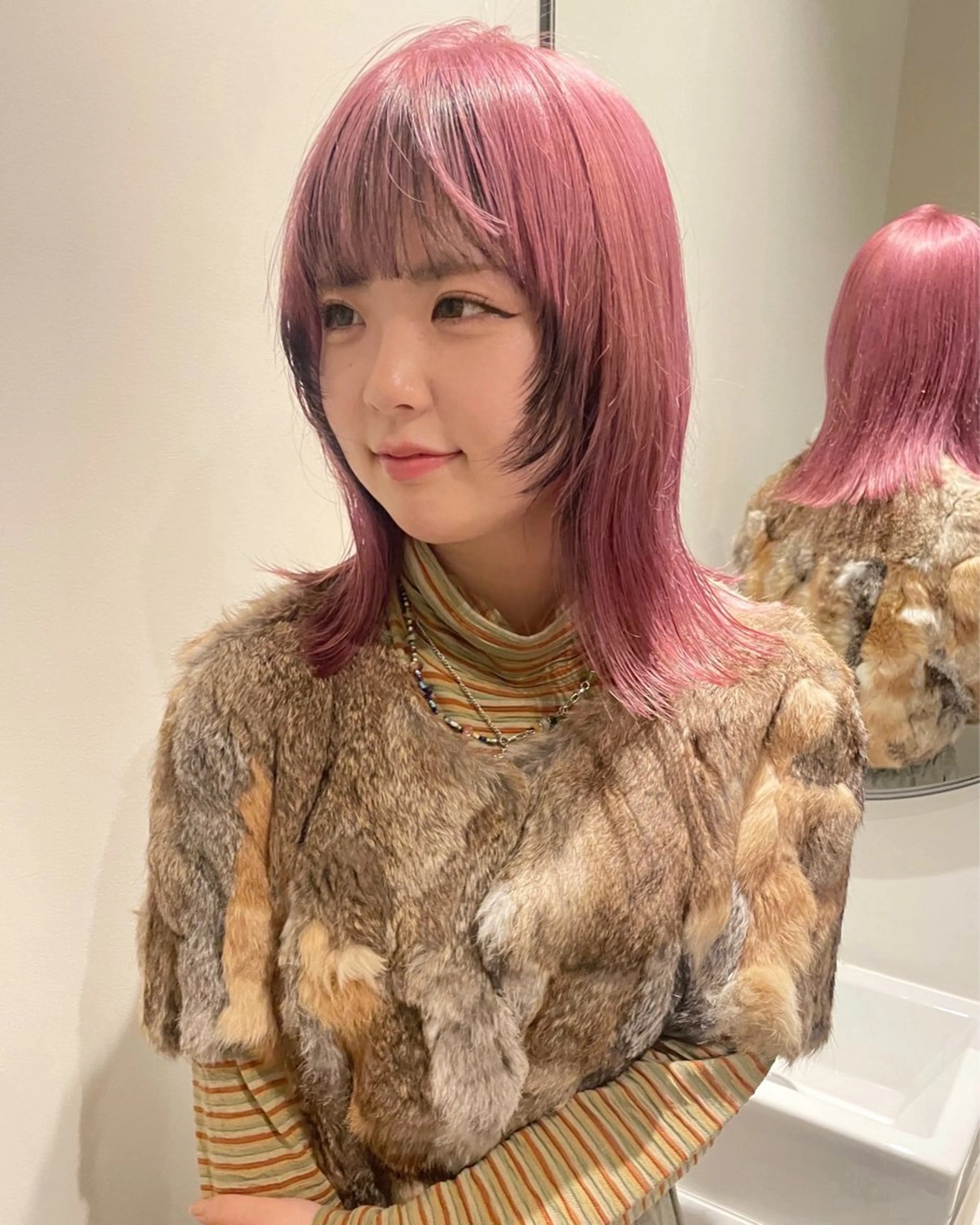 ミディアム カラー ミディアムレイヤー ミストバング ベージュカラー ブリーチ ケアブリーチ カット ヘアカラー トリートメント MIU/ルーツカラー 顔まわりレイヤーのヘアスタイル