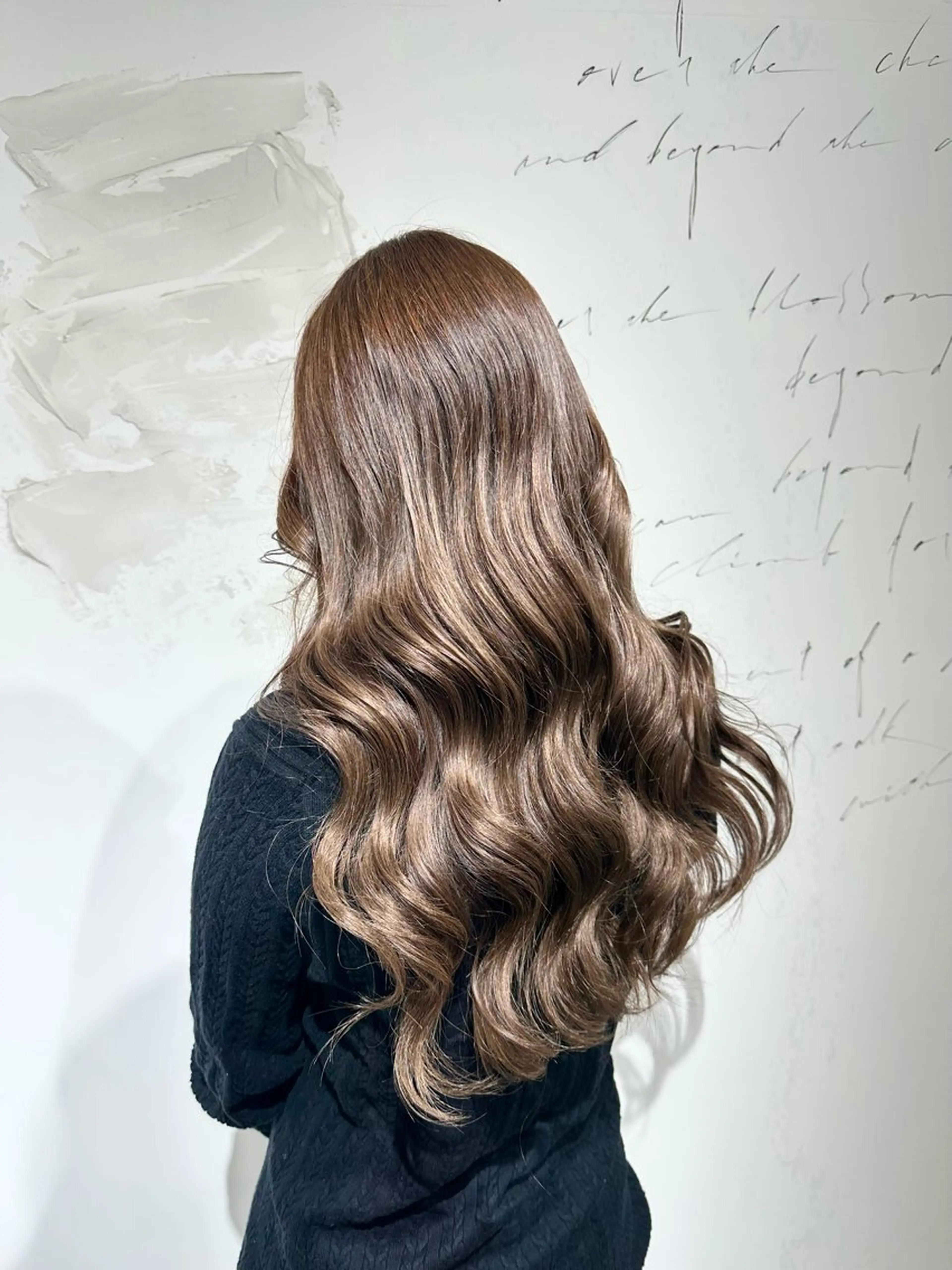 ロング カラー グレージュ 鳴海 稜真のヘアスタイル