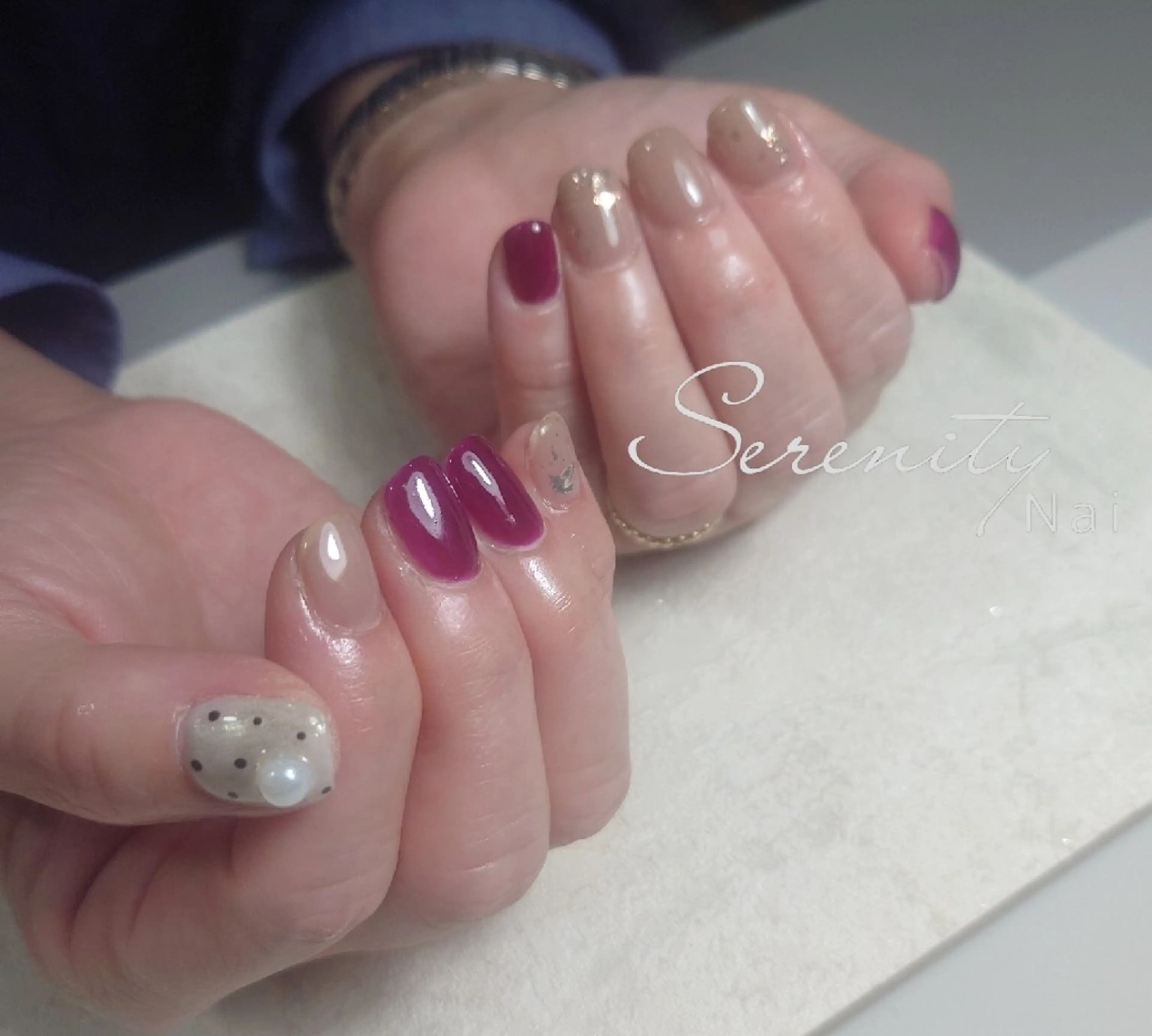 ネイル ドット ゴールド 持ち込み ホワイト nail  serenityのネイルデザイン