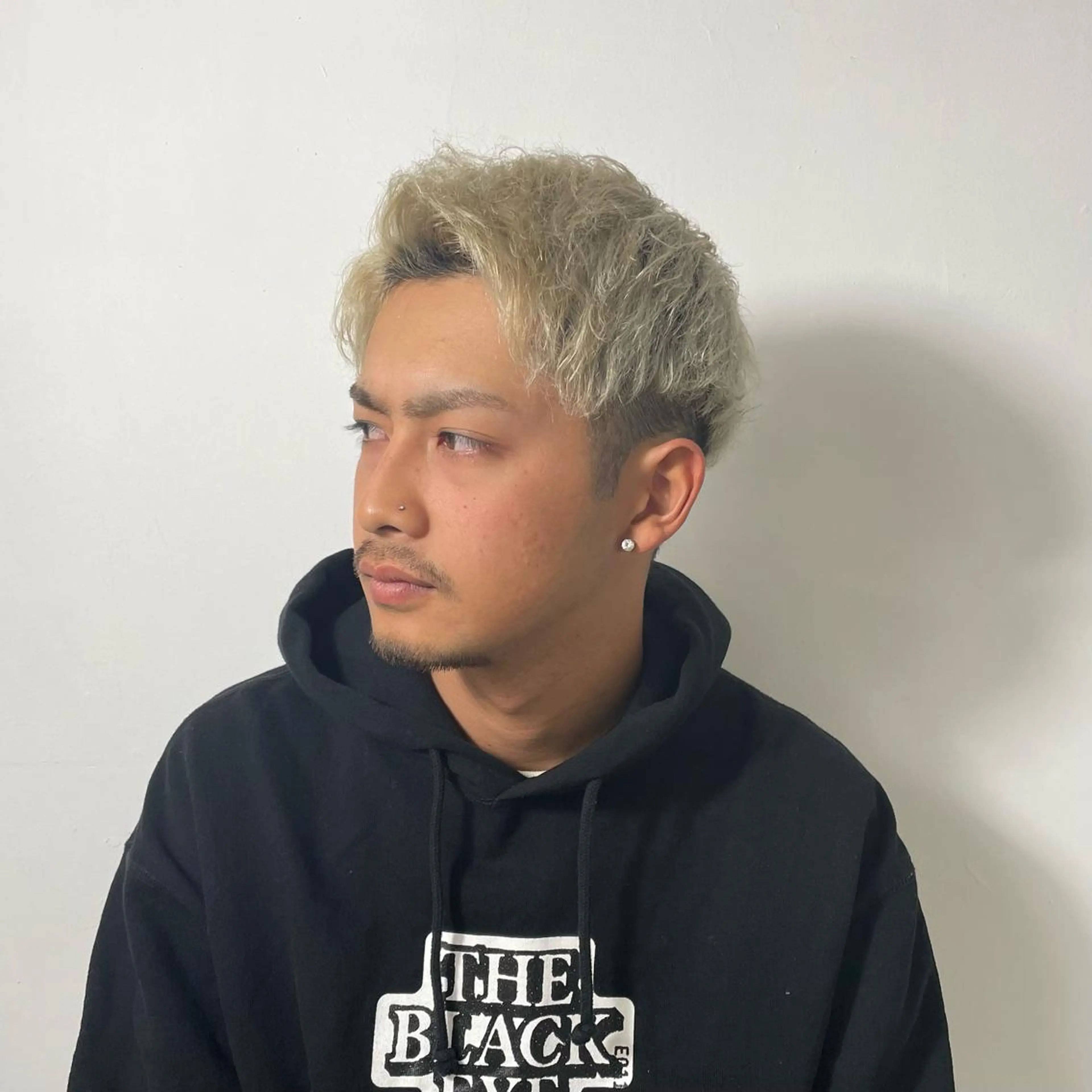 ショート カラー メンズ アップバング ブロンド ホワイトブロンド 【柏メンズパーマ職人 】店長　KAZUMAのヘアスタイル