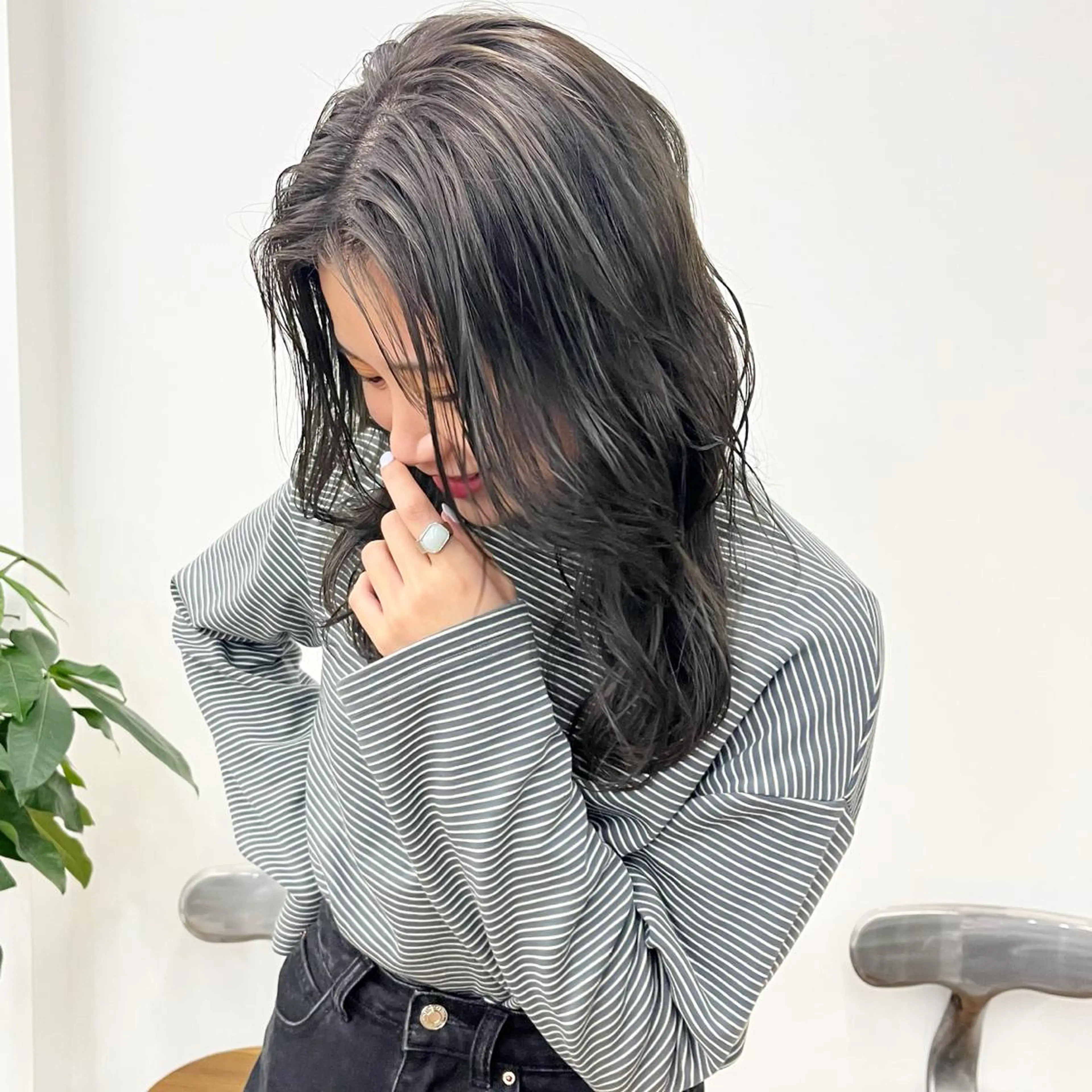 セミロング カラー パーマ ヘアアレンジ ブリーチ ブリーチなしカラー オリーブグレー 外国人風カラー ヘアカラー トリートメント No1韓国風レイヤー &カチモリ✨ /サキのヘアスタイル