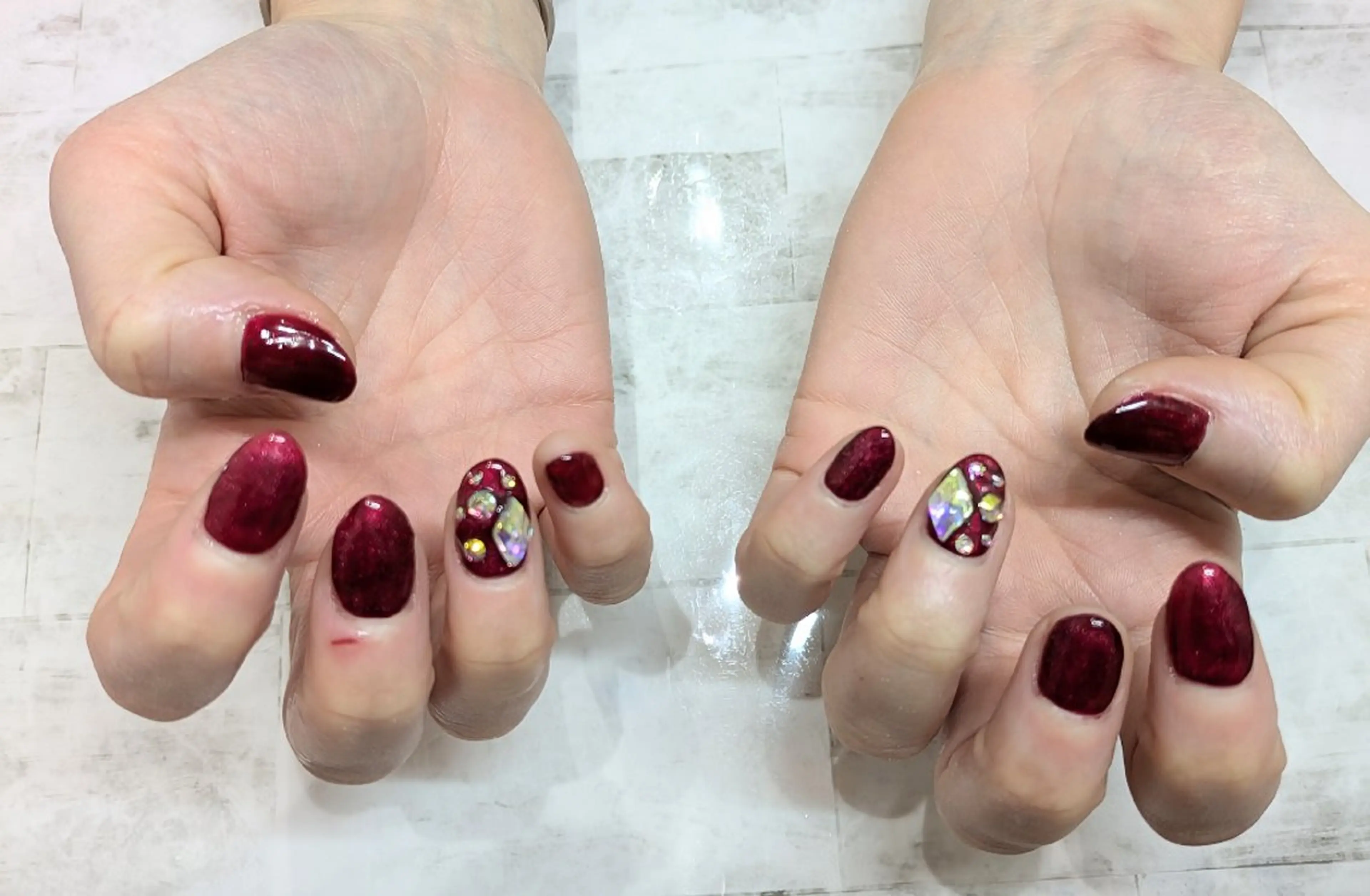 ネイル キラキラネイル 赤色 imaichise 🧡💜推しネイルのネイルデザイン