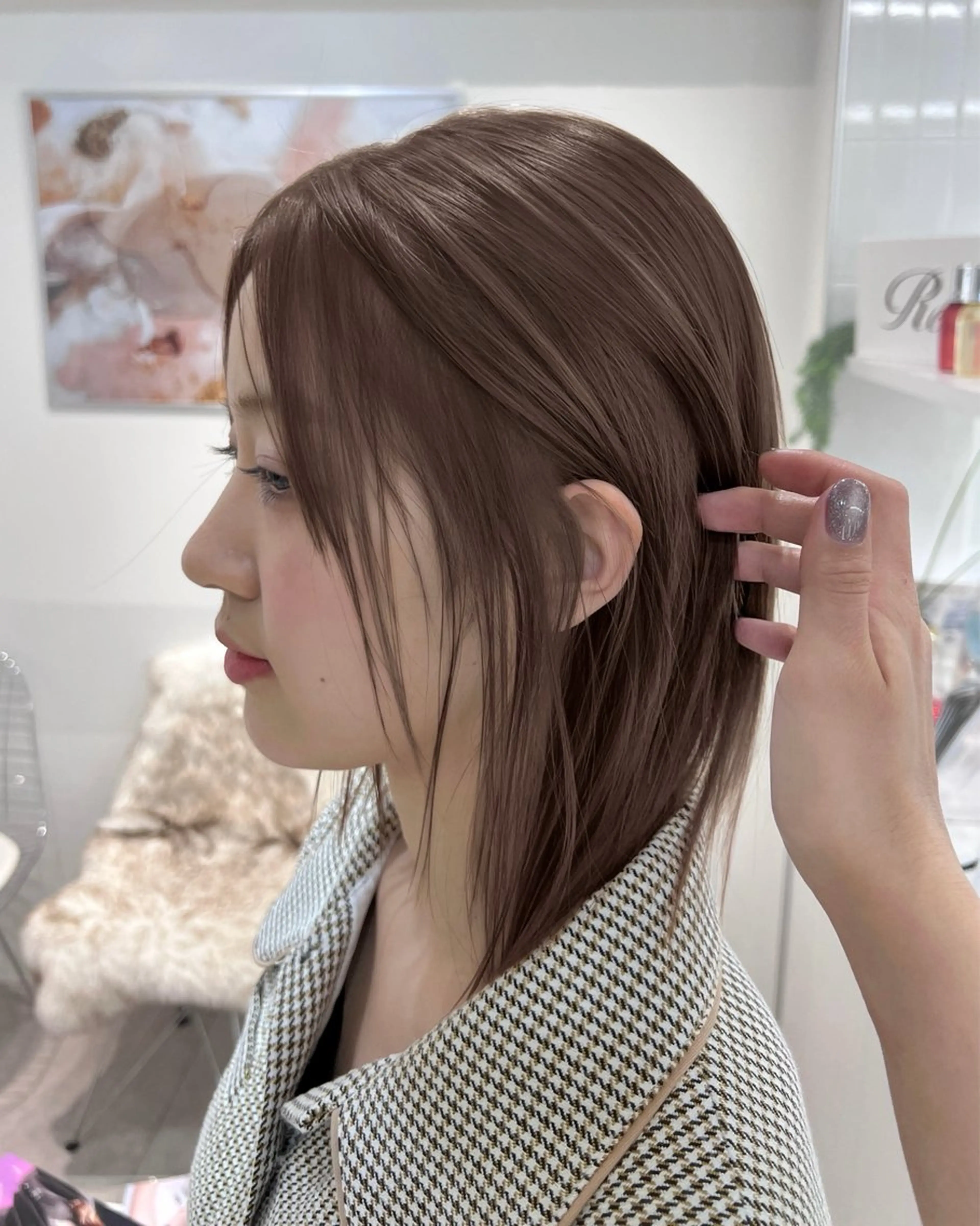 ミディアム ミルクティーベージュ オリーブグレージュのヘアスタイル