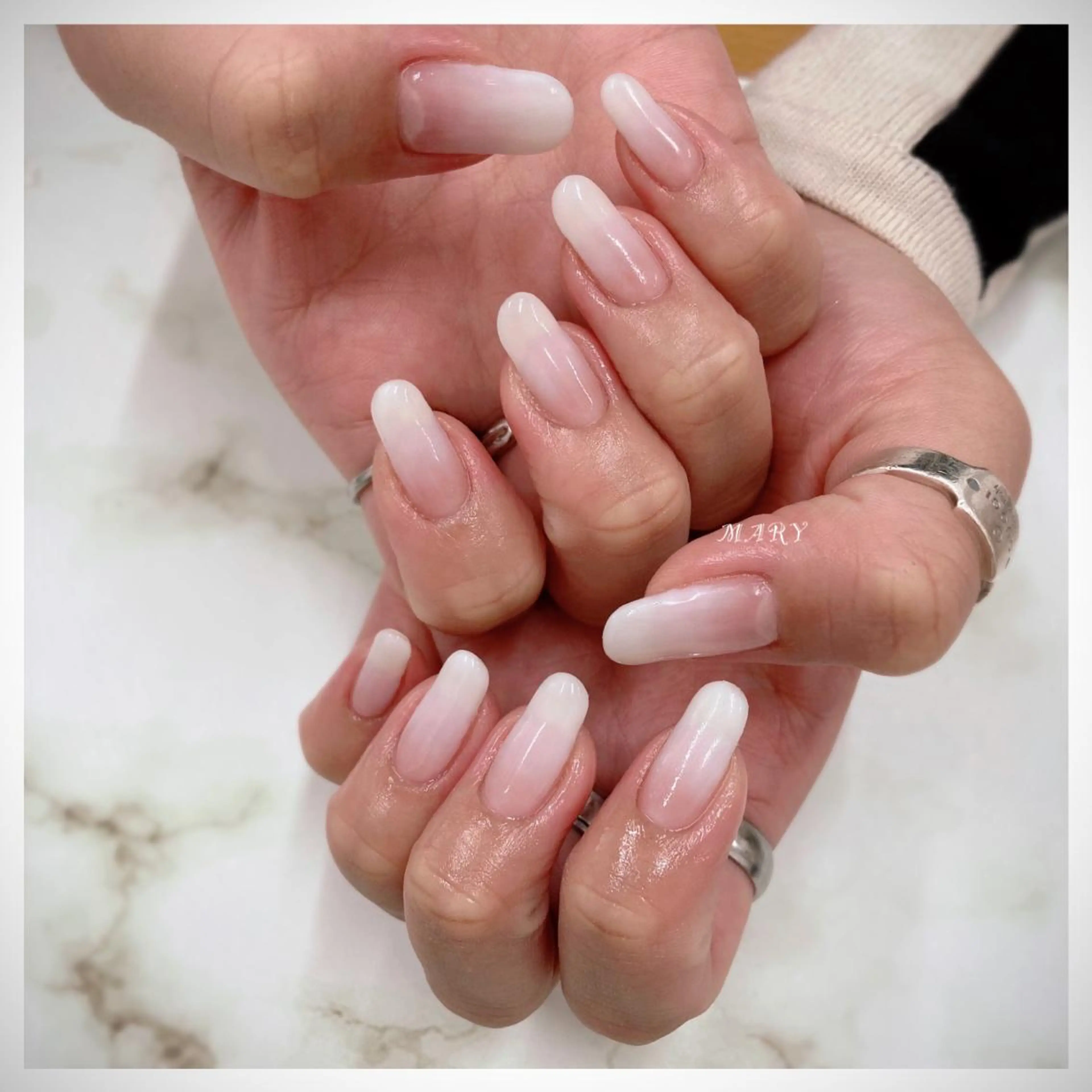 ネイル グラデーション ニュアンスネイル シンプルネイル ホワイト ハンドネイル Mary nail .narumiのネイルデザイン