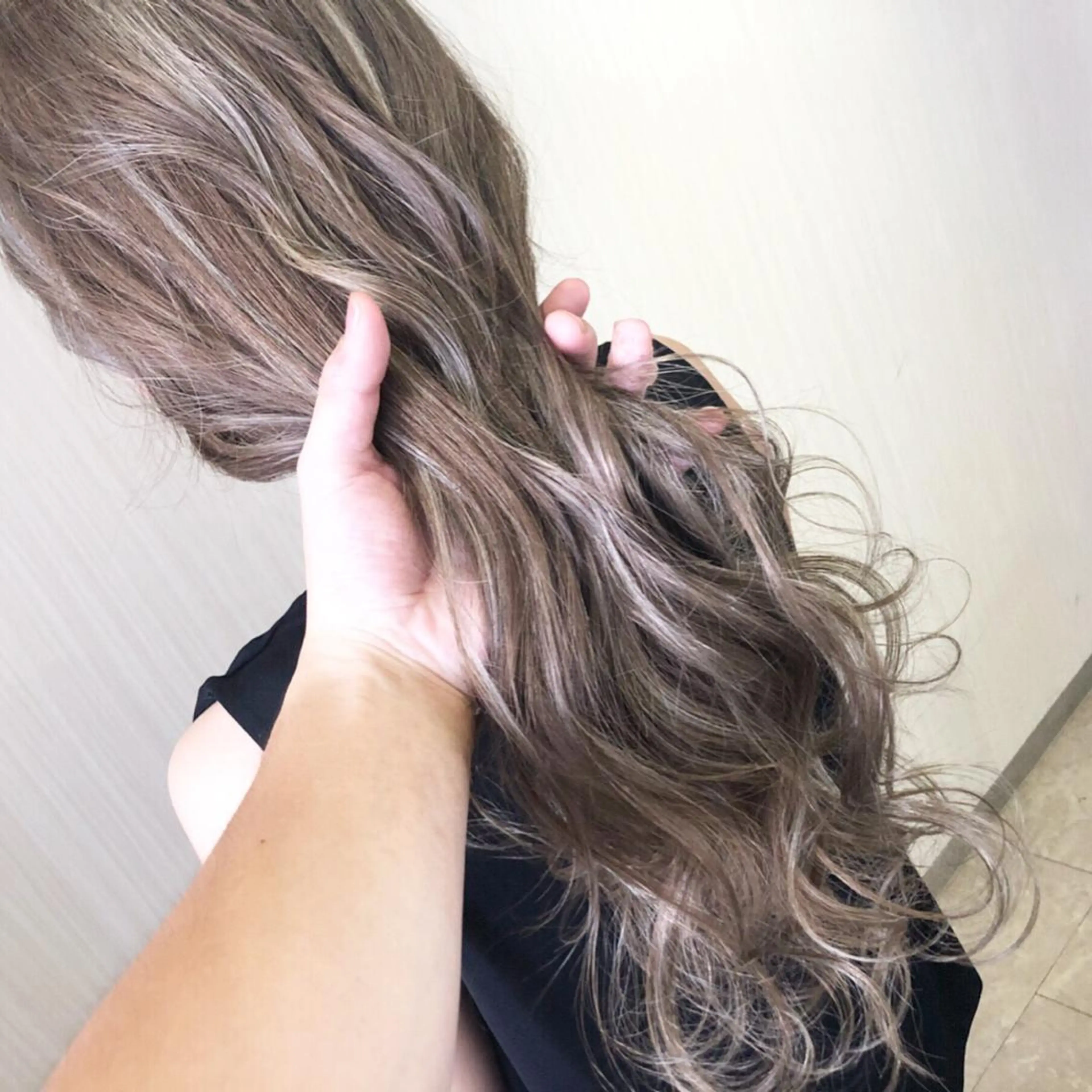 ロング カラー ベージュカラー ハイライトカラー ミルクティーベージュ ハイライト ヘアカラー トリートメント 💓シールエクステ ルミエールのヘアスタイル
