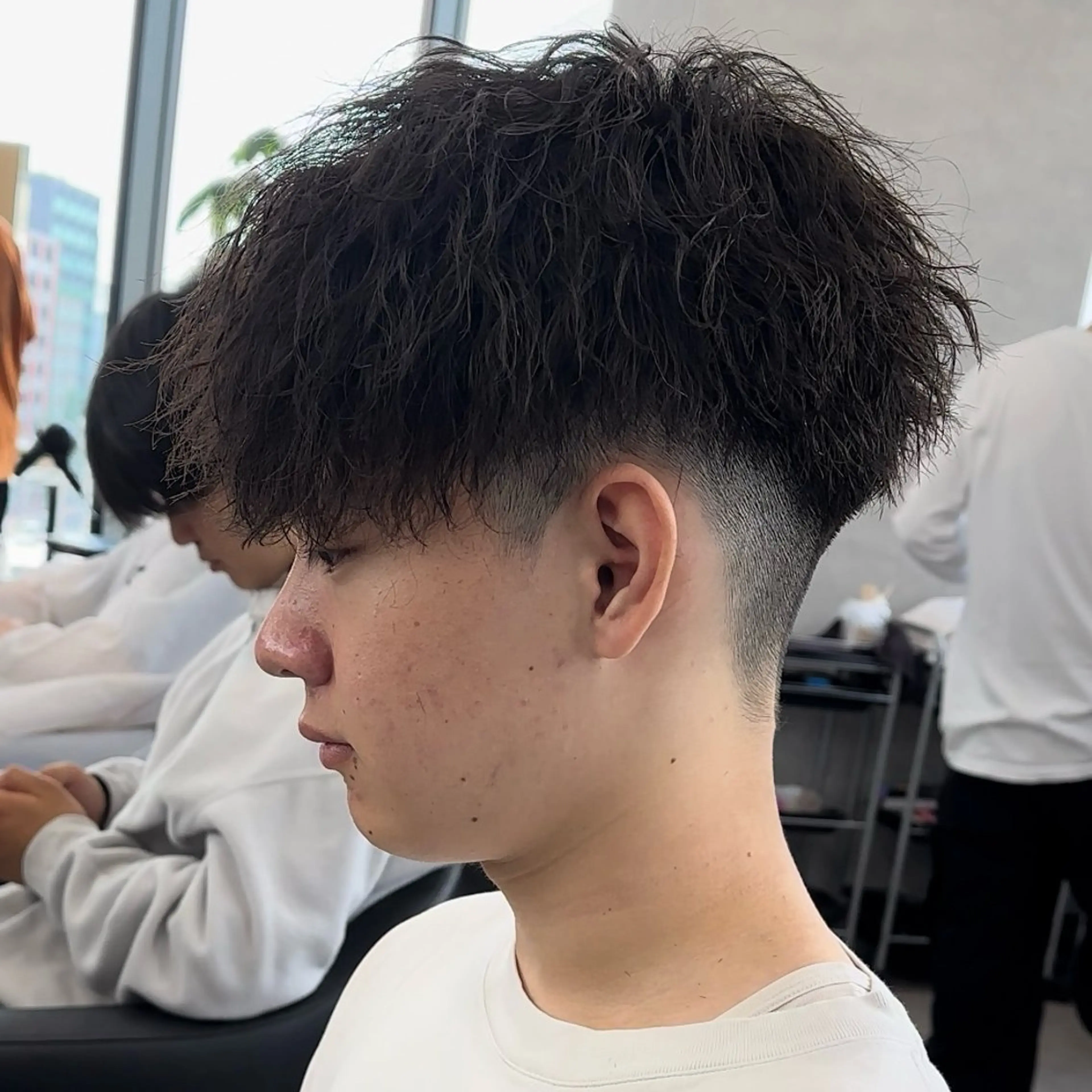 ショート パーマ メンズ センターパート メンズハイライト マッシュ メンズパーマ スペインカール ✂️メンズカット ひろき✂️のヘアスタイル