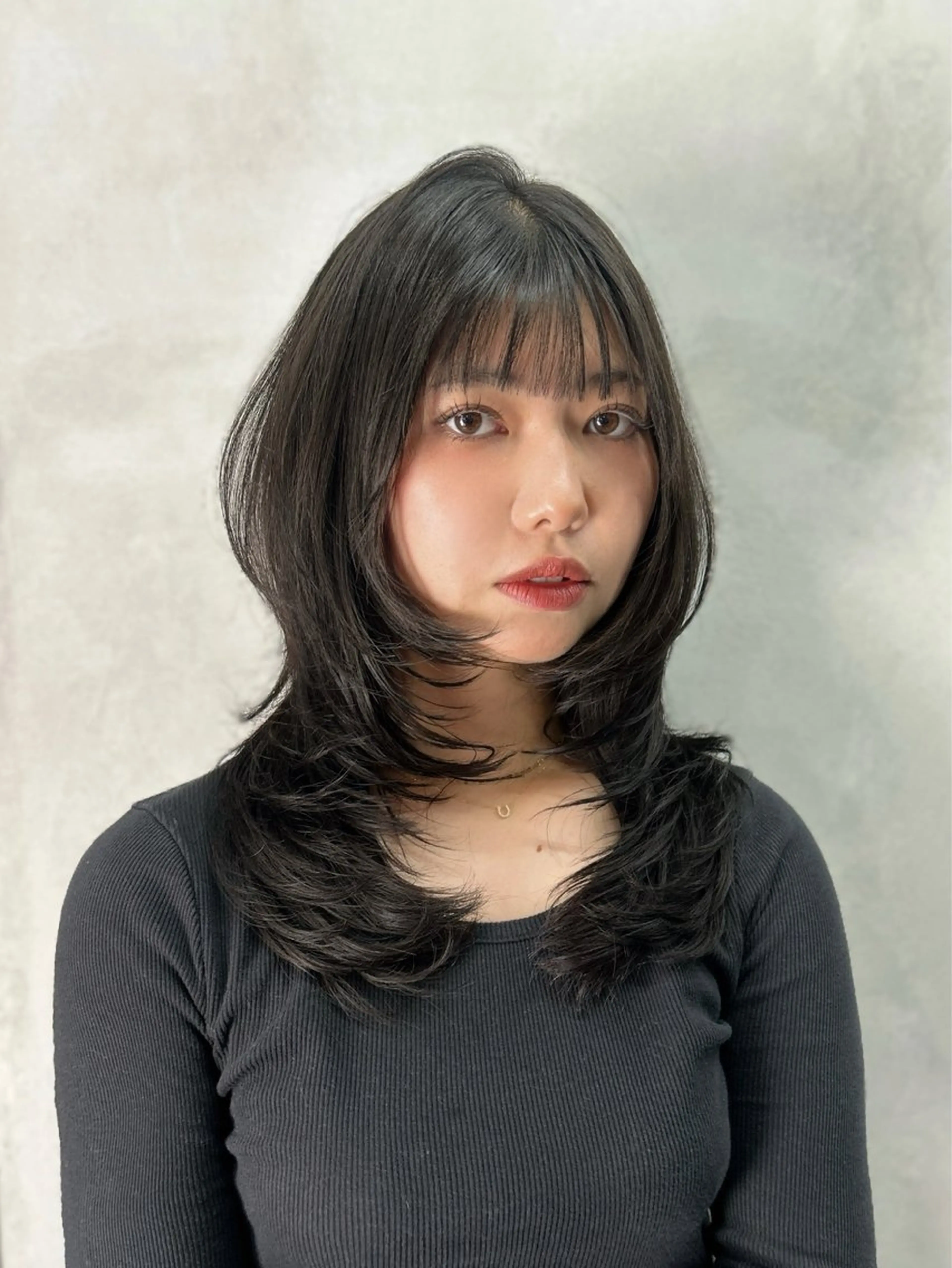 セミロング カット ヒナ/レイヤーカット 艶感ワンカラーのヘアスタイル