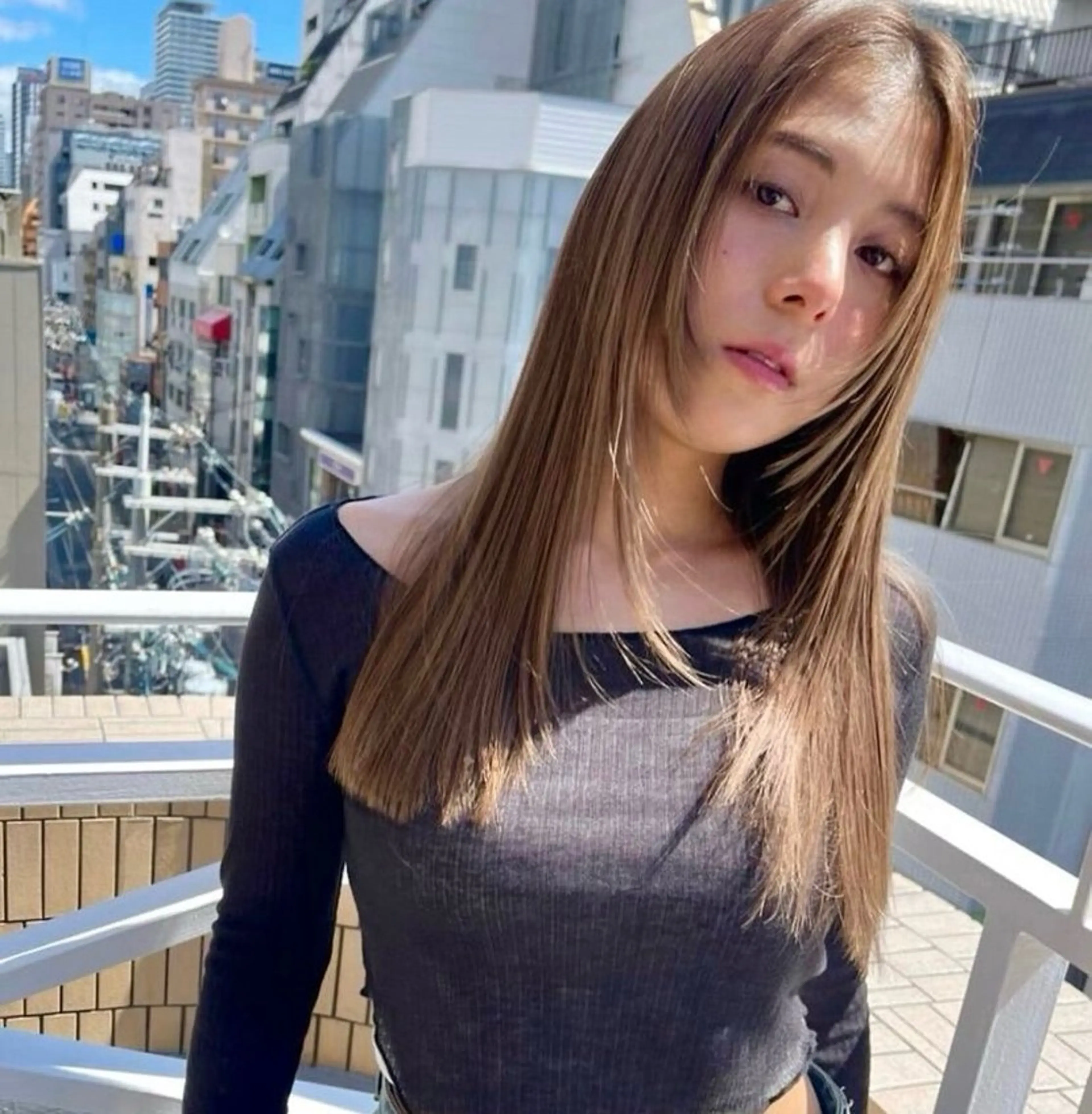 セミロング 透明感/グレージュ/ レイヤー/ 青空のヘアスタイル