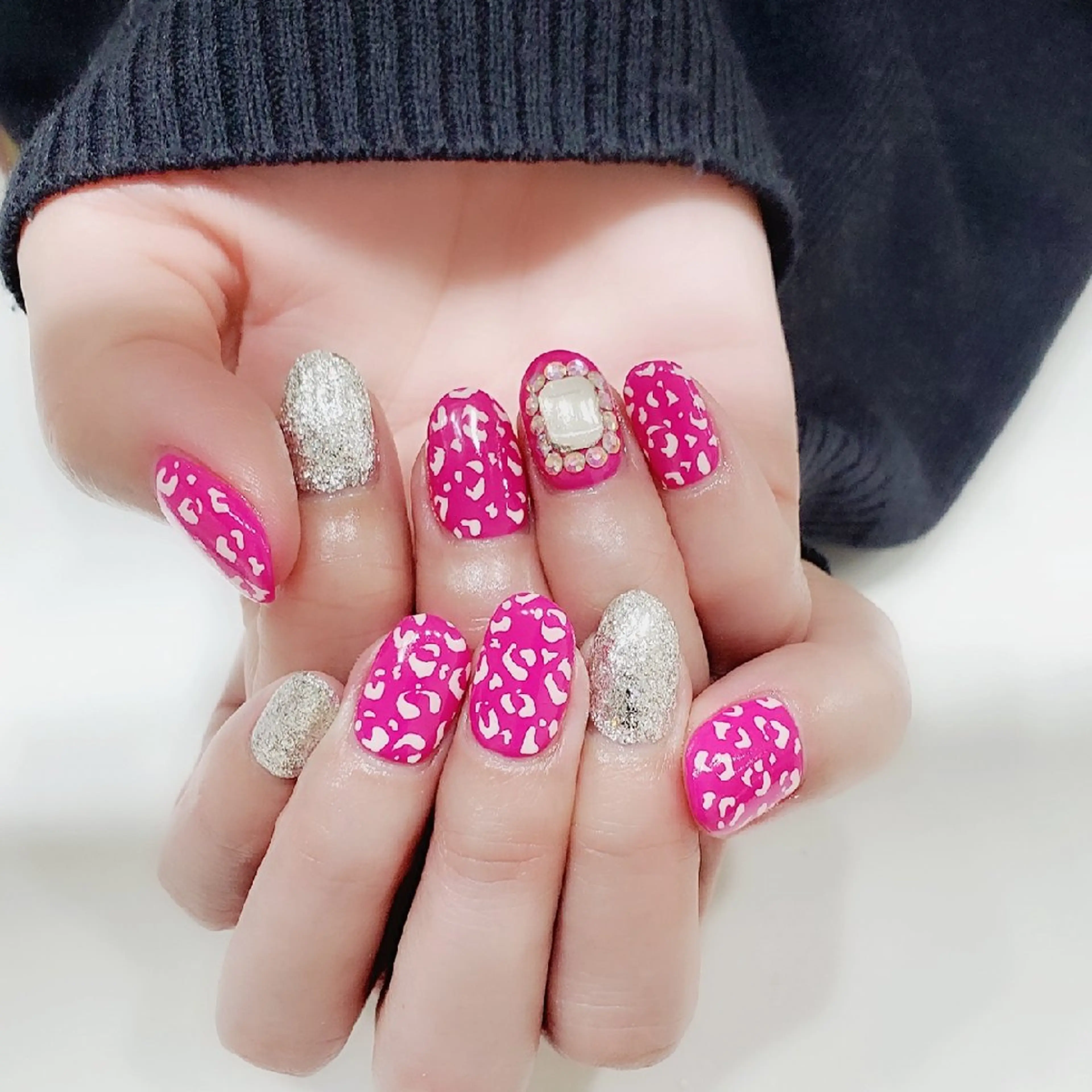 ネイル アニマル柄 ストーンネイル ハンドネイル 早坂  のネイルデザイン