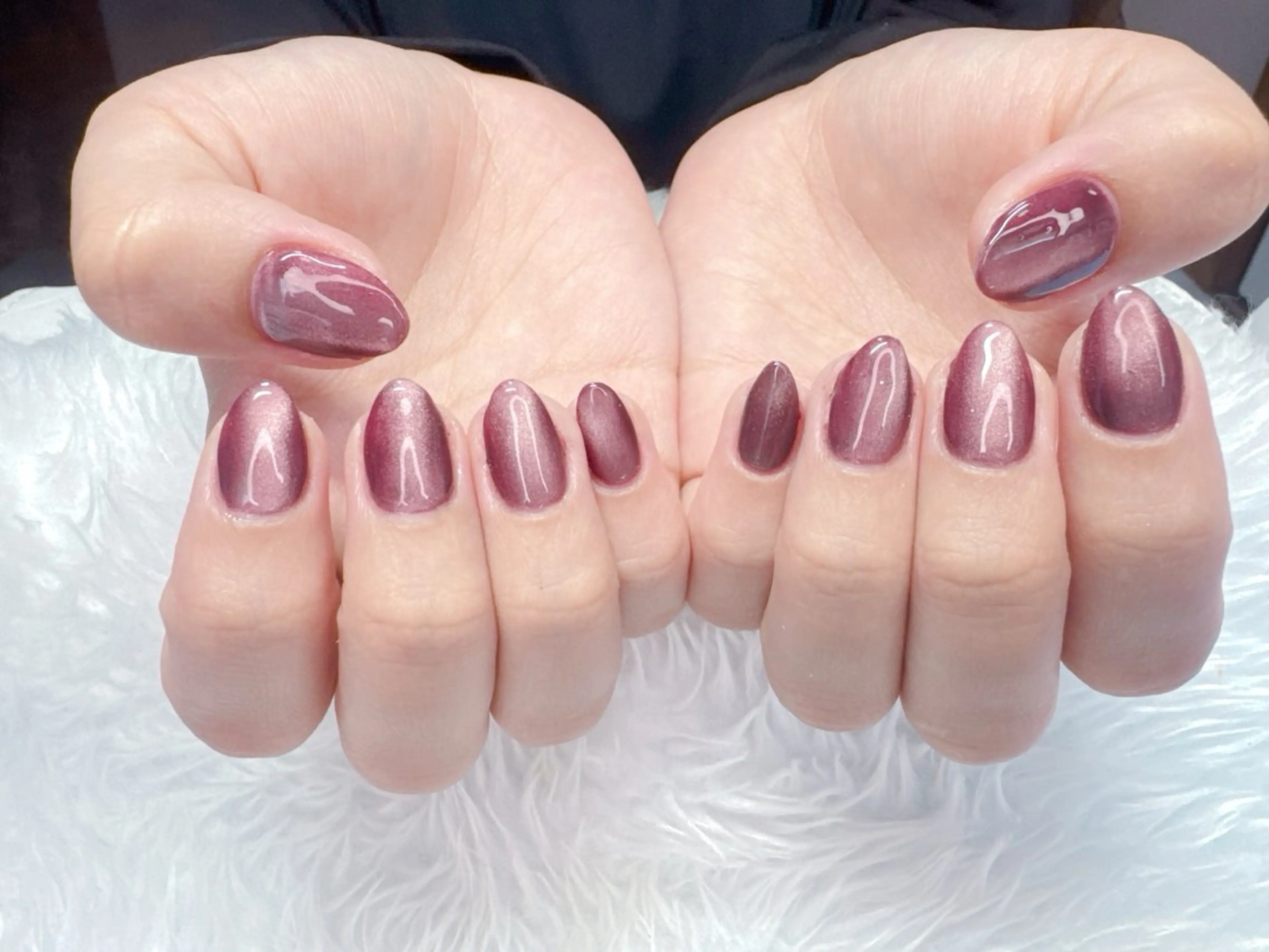 ネイル マグネットネイル 赤色 ハンドネイル ハンドケア ネイルサロン HARRYS所属・ネイル・脱毛サロン HARRYSのエステ・リラクイメージ