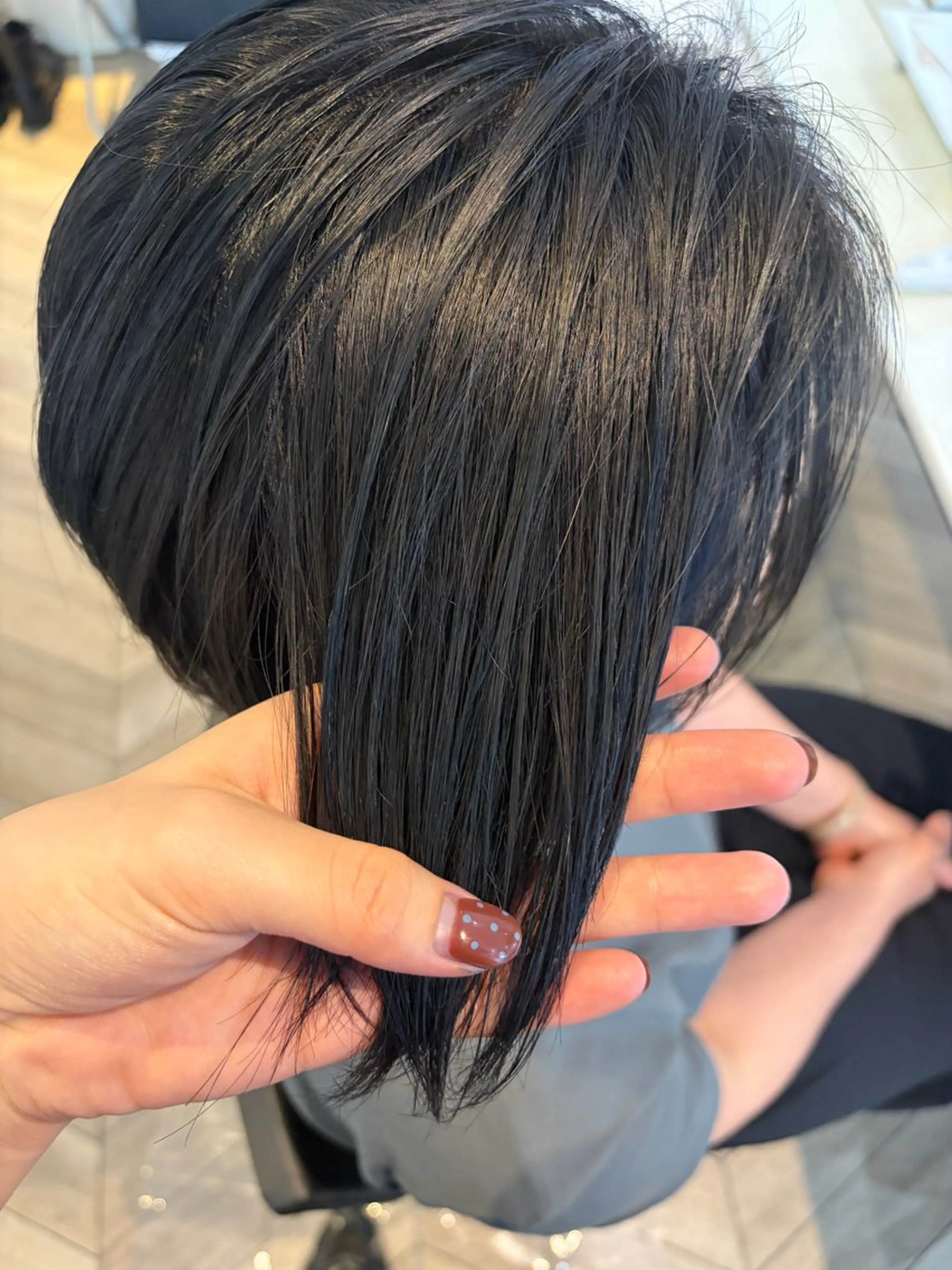ショート カラー 黒髪 ブルーカラー ブルーブラック ひがし うたのヘアスタイル