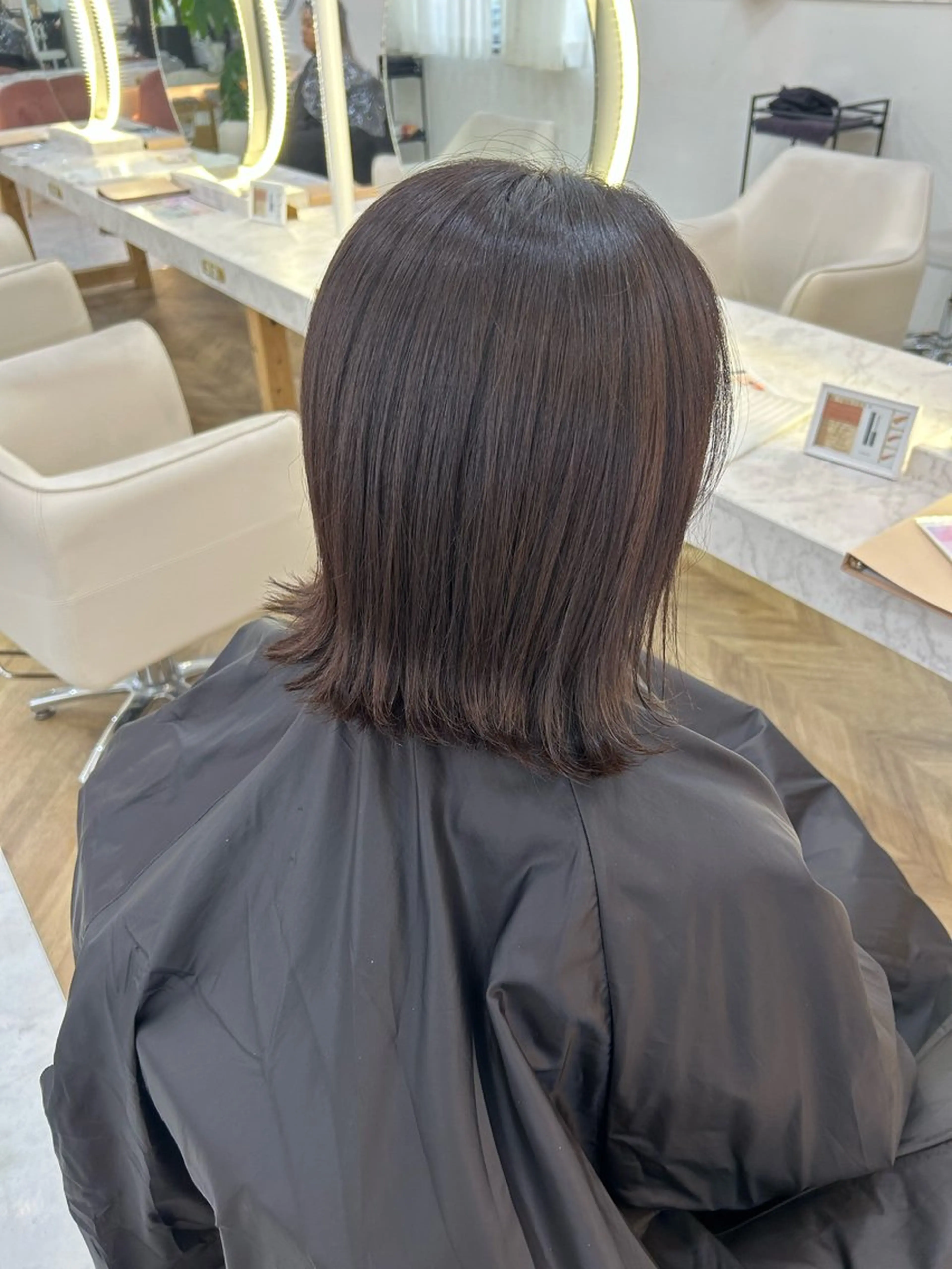 ミディアム 𝜗𝜚ブリーチ ／レイヤー𝜗𝜚のヘアスタイル