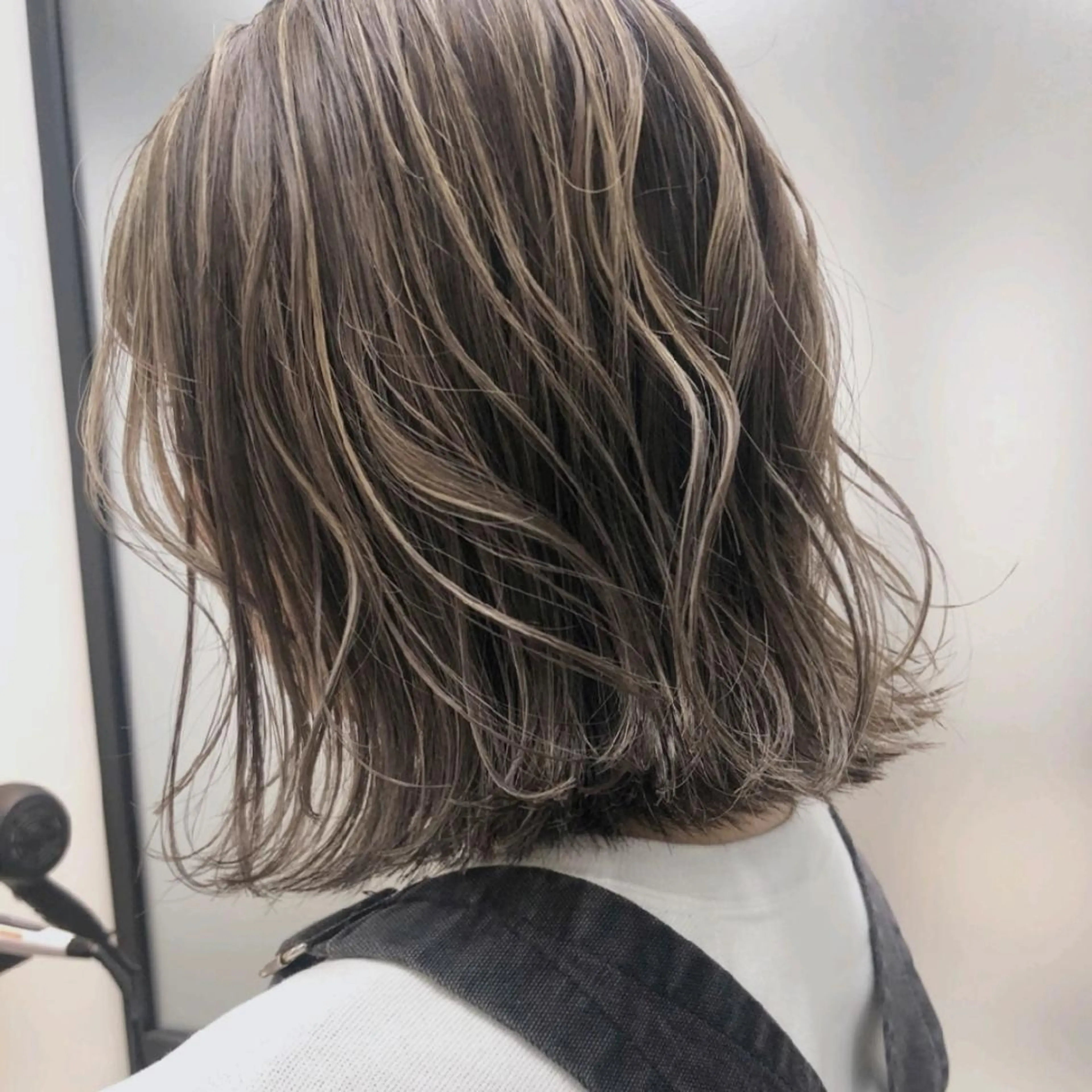 カラー ミディアム 艶髪／オリーブ系／ 肌が綺麗に見えるお色のヘアスタイル