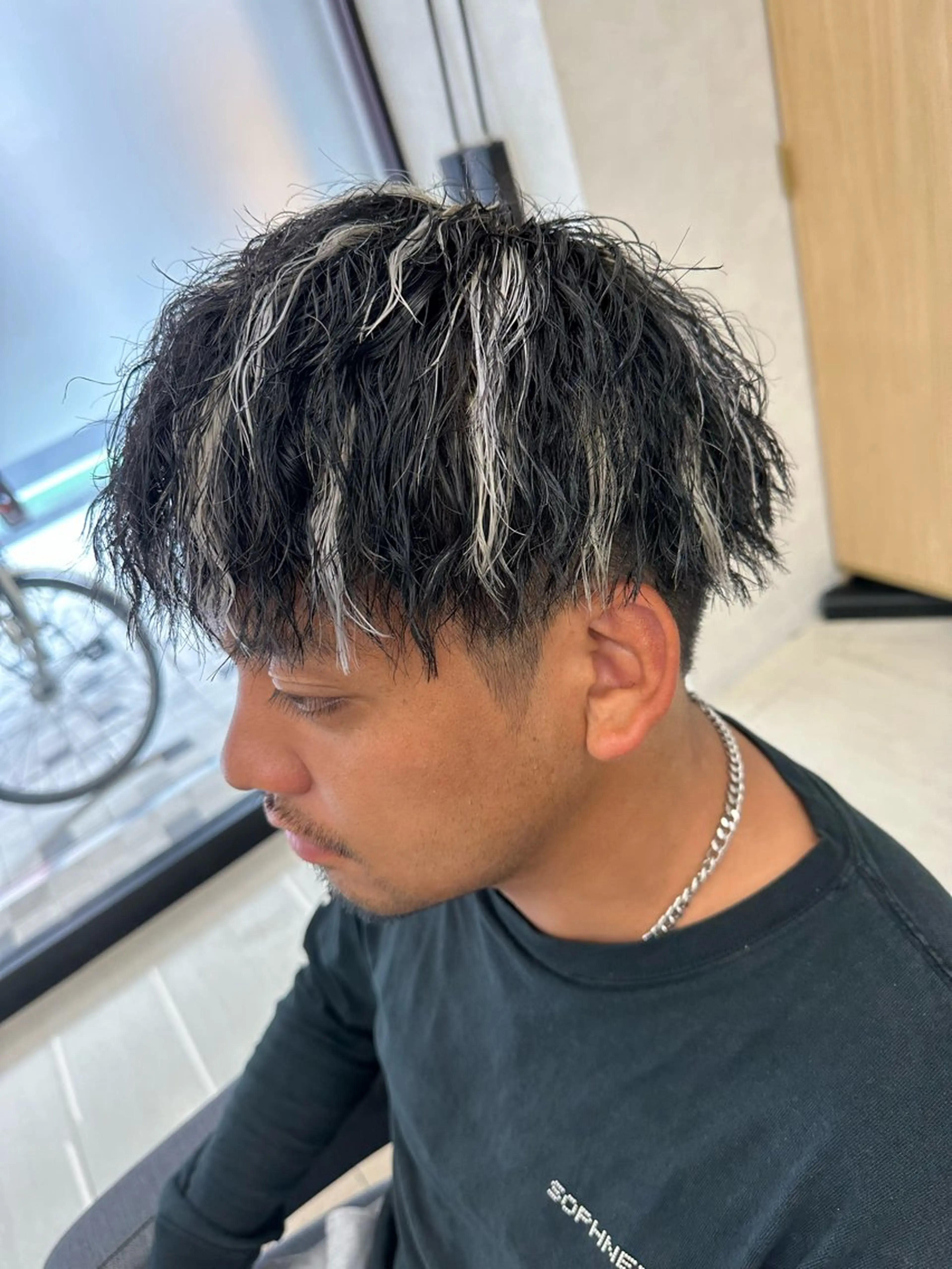 ショート パーマ メンズ メンズハイライト メンズパーマ メンズツイストパーマ 波巻きパーマ ハイライト 💈メンズ特化 美容師サキ💈のヘアスタイル