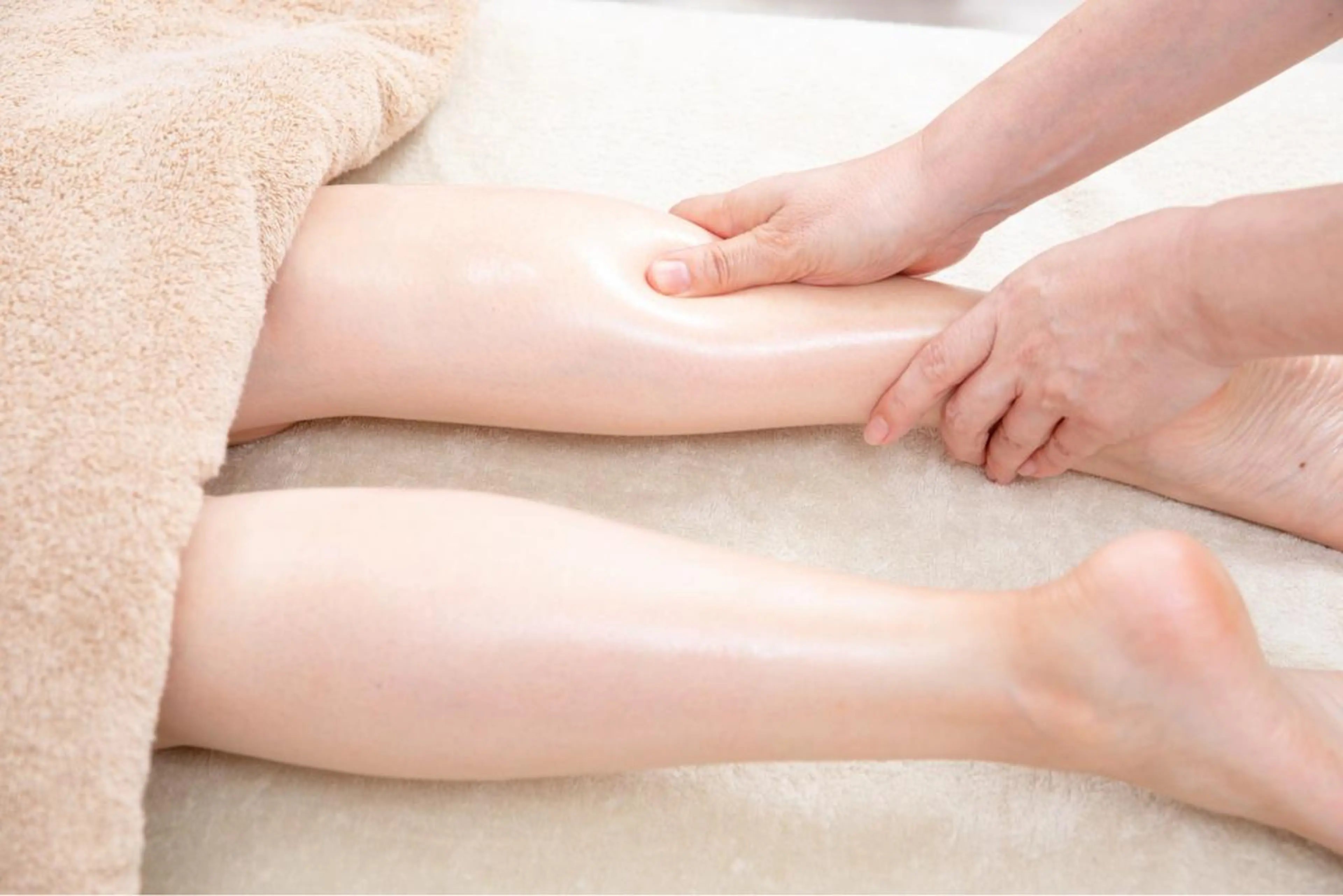 【フットマッサージ60分】太ももから足裏までしっかりと疲れを流します。滞っているリンパを集中刺激の写真