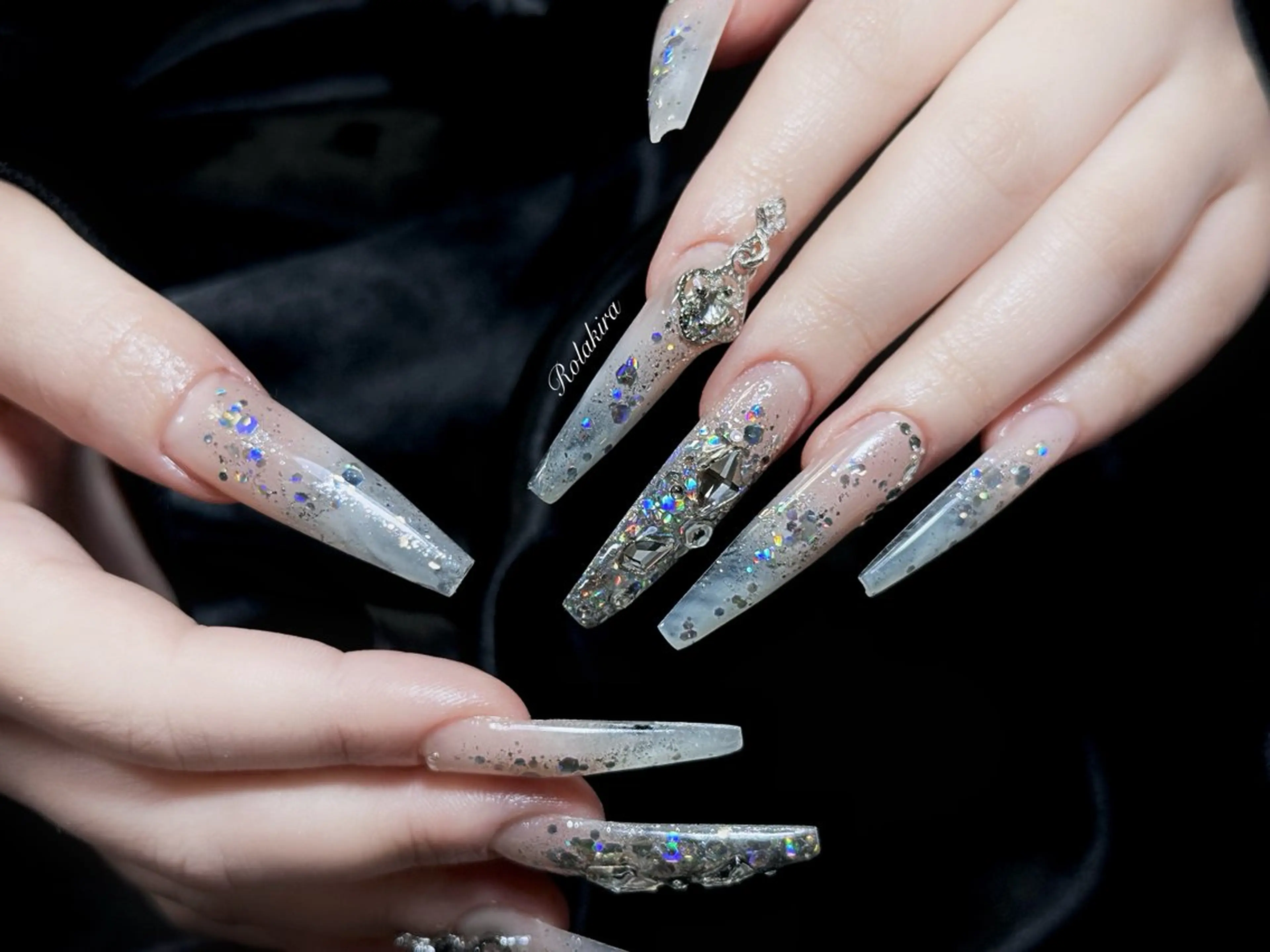 ロング 韓国風ヘア ハンドネイル Rola kira 麗のネイルデザイン