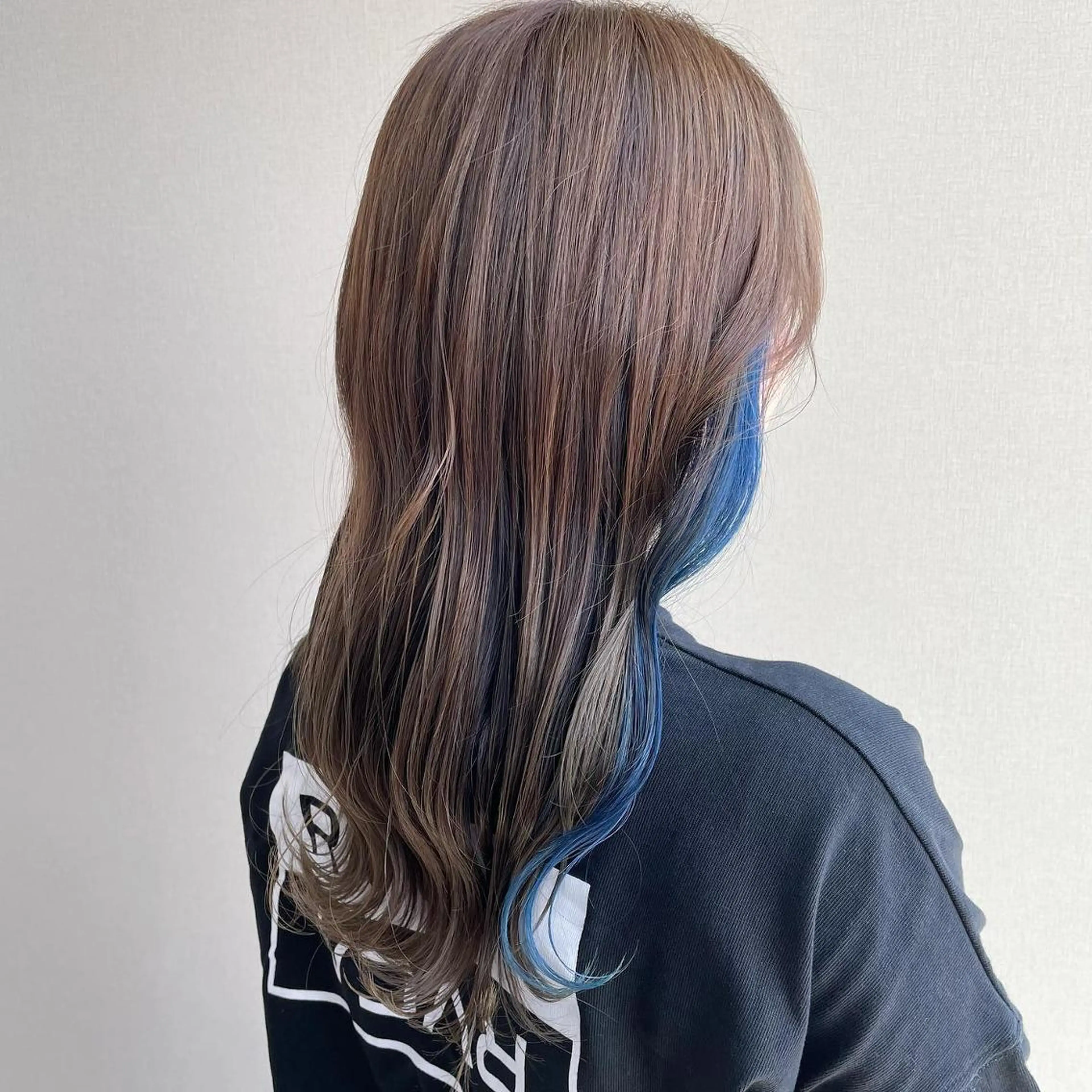 ミディアム カラー ブリーチ ブルーカラー インナーカラー シルバー 切りっぱなしボブ/ 蒲生四丁目/伊藤瑠唯のヘアスタイル