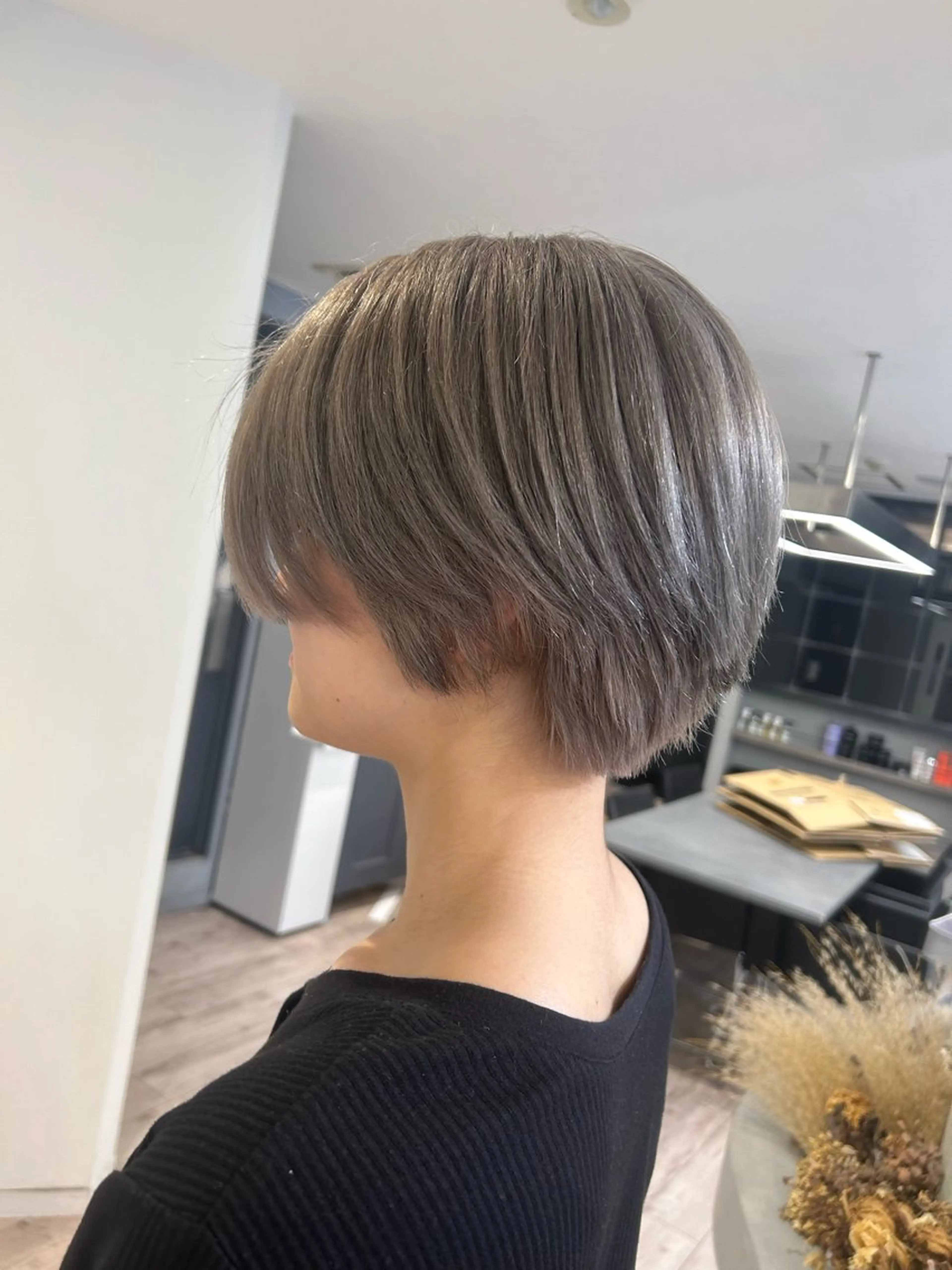 ショート カラー オリーブグレー ヘアカラー ハイトーン特化サロン 🍑momo🍑のヘアスタイル