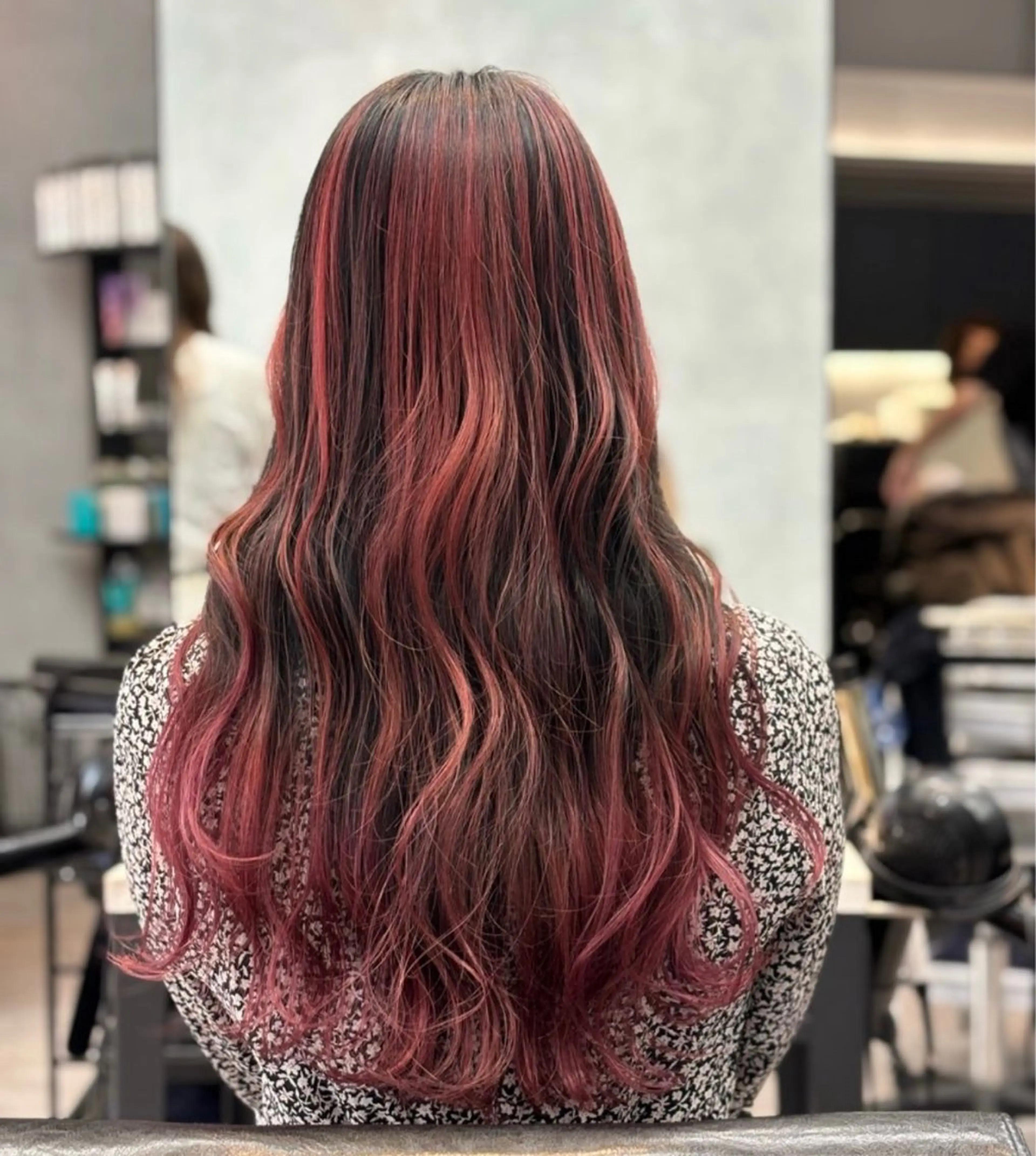ロング カラー バレイヤージュ 黒髪 レッドカラー レイヤーカット 🎀♥️推しカラー tomoka💜🍭のヘアスタイル
