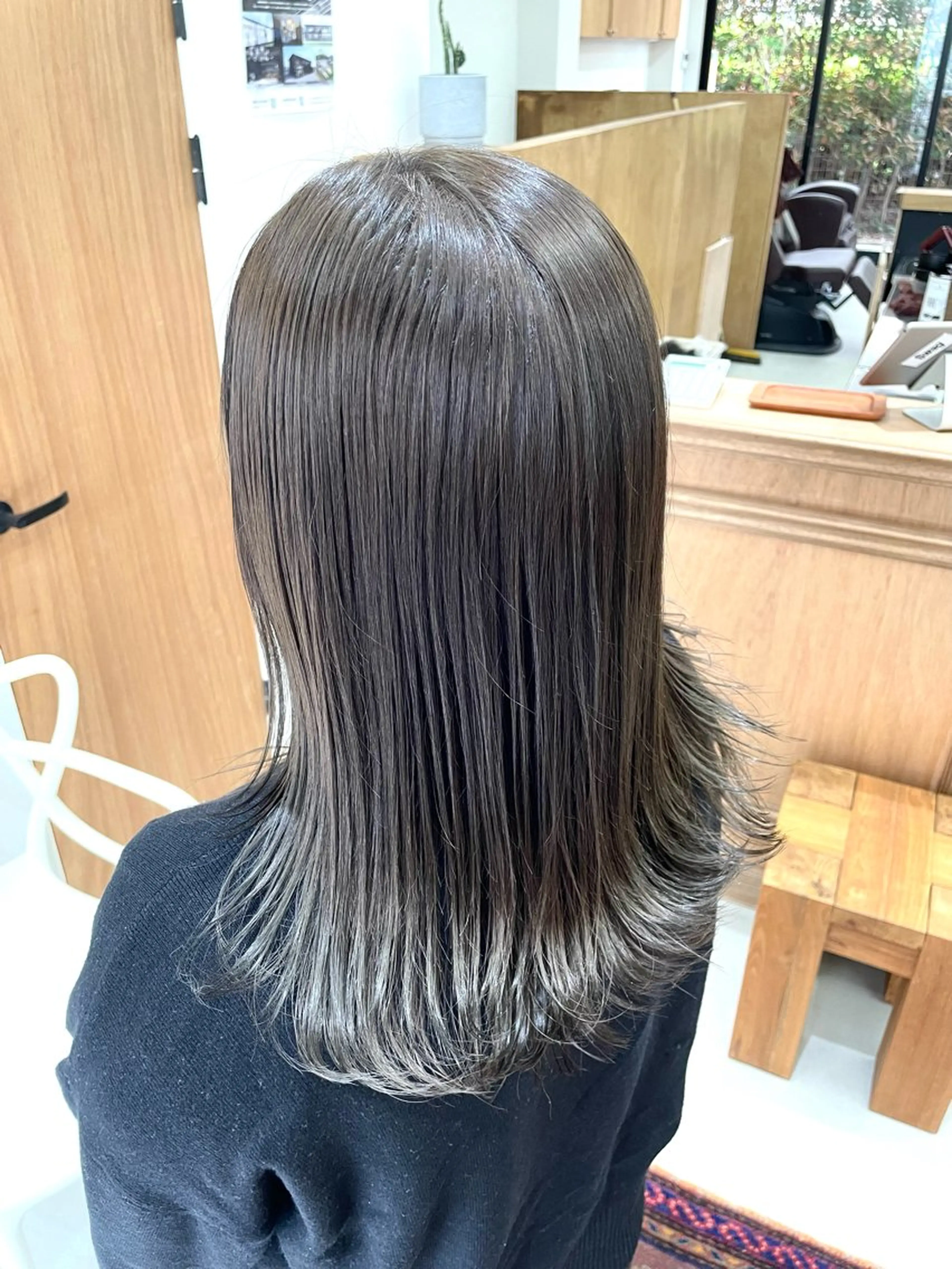 ロング カラー グレージュ オリーブグレージュ オリーブグレー 慎太朗/パーマ/ボブ /センターパートのヘアスタイル