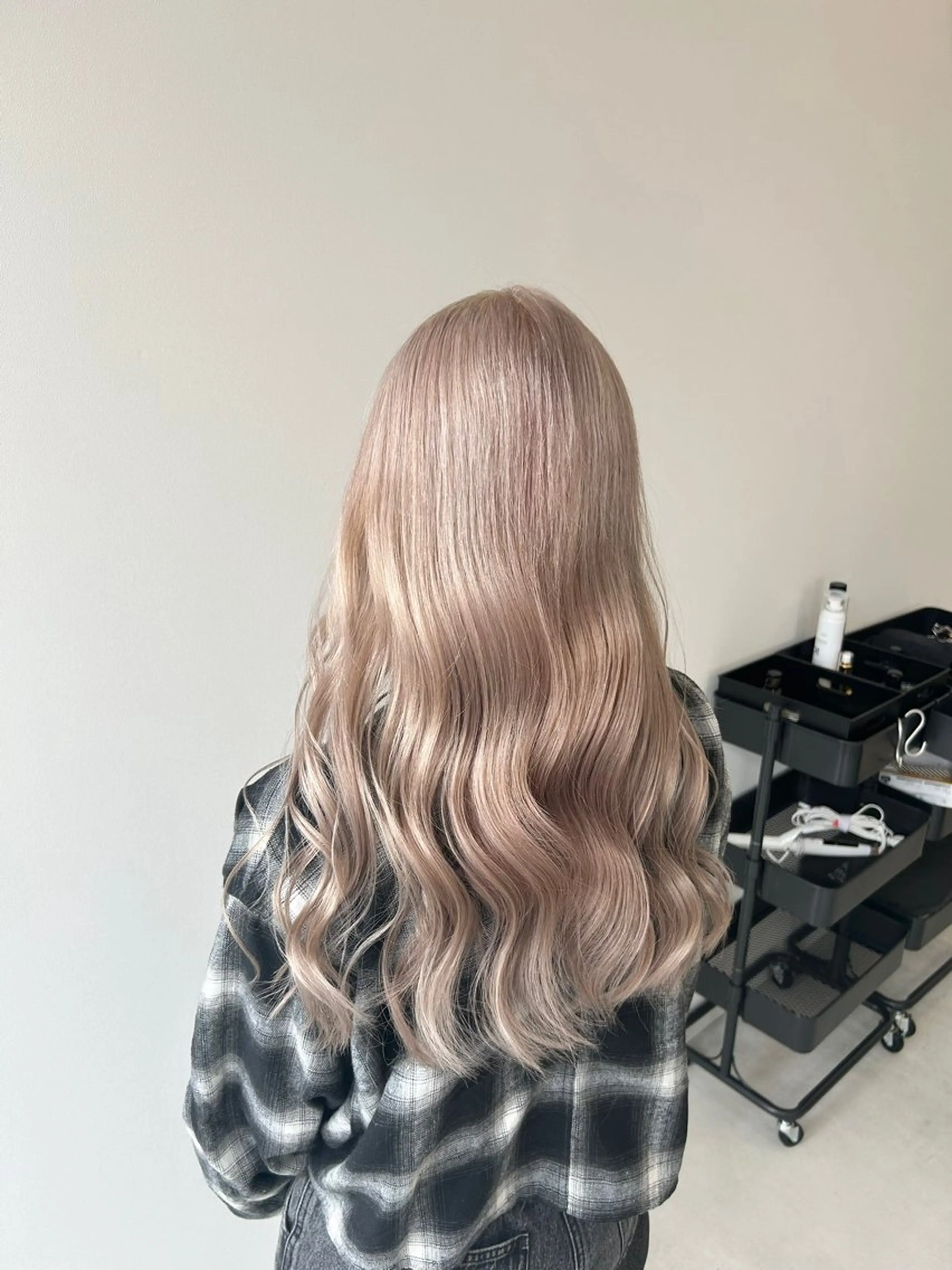 ロング カラー ベージュカラー ミルクティーベージュ ホワイトミルクティーベージュ ヘアカラー En/ ひなたのヘアスタイル