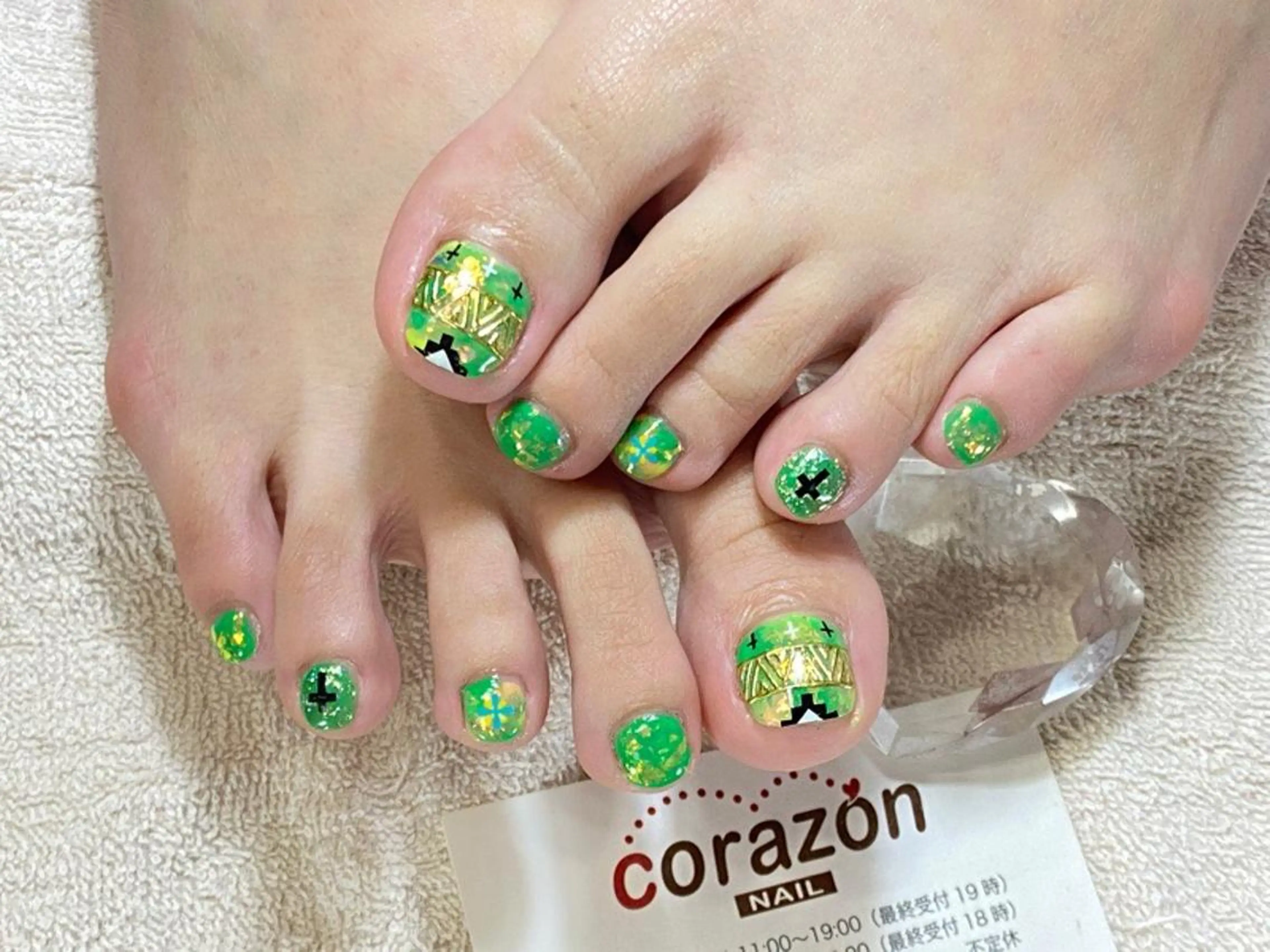 ネイル アートネイル オーロラネイル フットネイル グリーン corazon所属・ネイリスト aicoのネイルデザイン