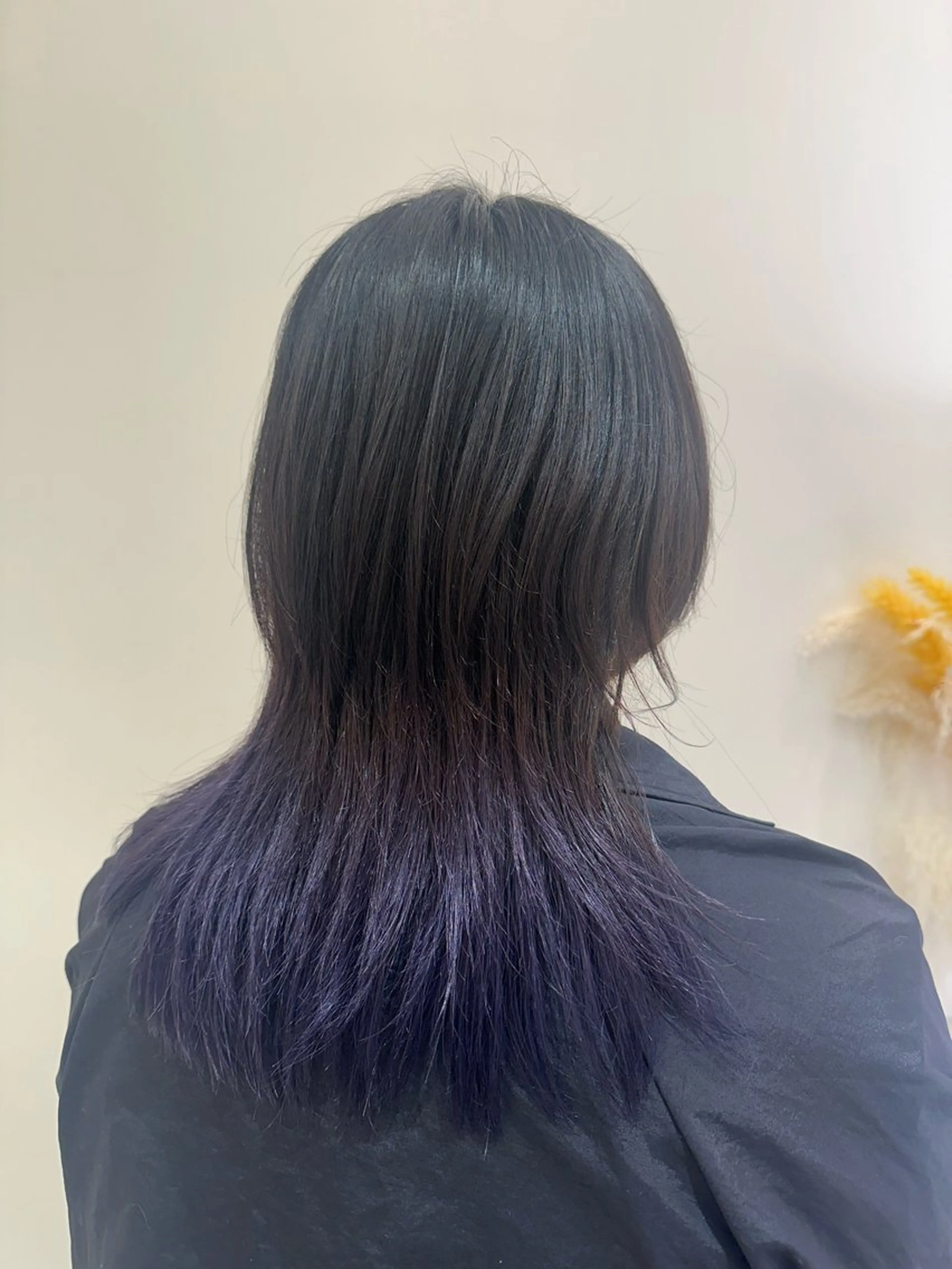 ミディアム カラー タイトボブ個性派カラ ーAKANEのヘアスタイル