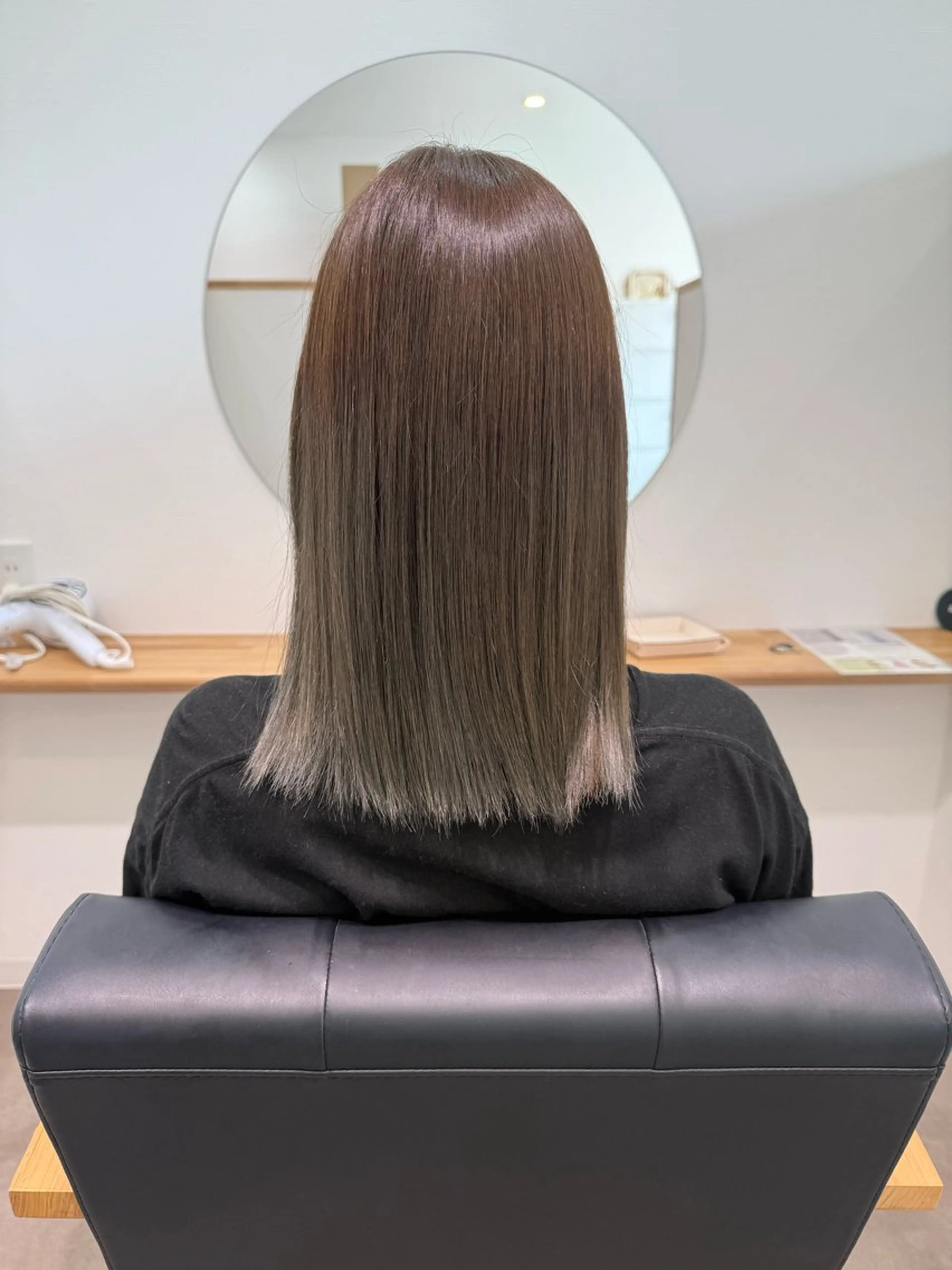 ミディアム カラー アッシュ ブリーチ 透明感カラー iroN 小泉 俊太のヘアスタイル