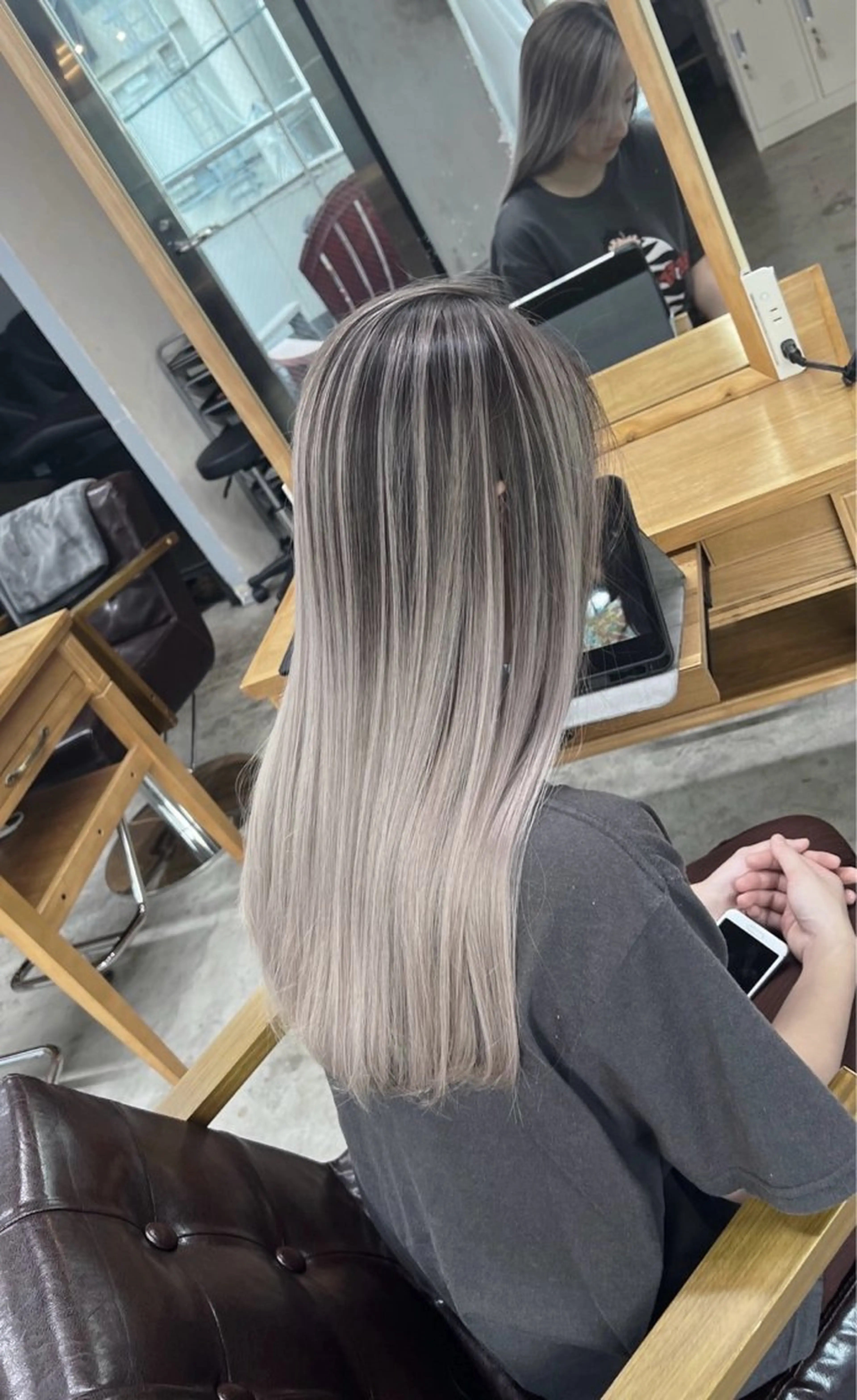 ロング カラー バレイヤージュ シルバー ホワイトシルバー レイヤーカット ヘアカラー トリートメント ROBIN所属・指名数No.1 /NAOYAのヘアスタイル