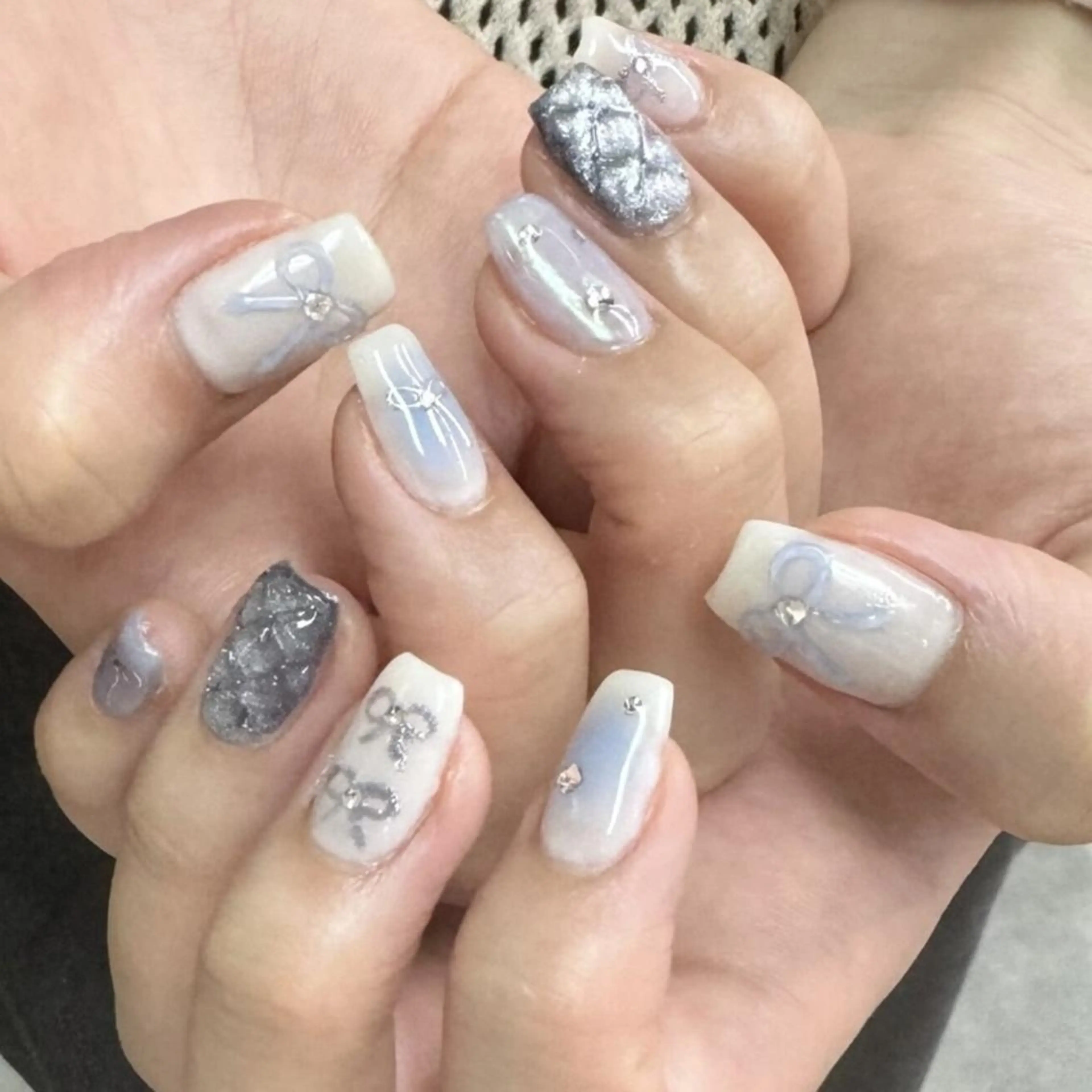 ネイル ジェルネイル 韓国ネイル ニュアンスネイル リボン ワンホンネイル nailstudio eviz新宿店のネイルデザイン