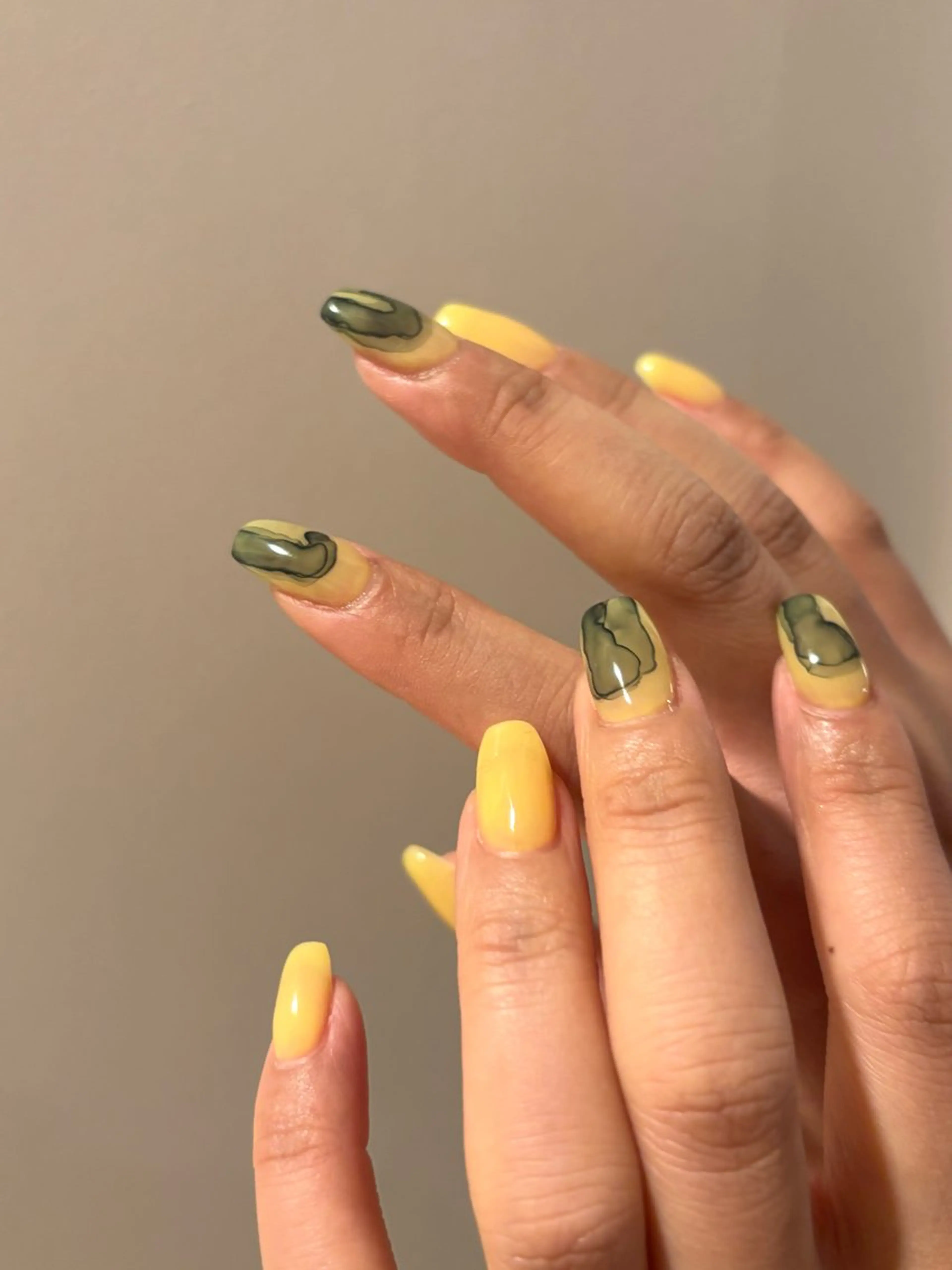 ネイル ブルー ニュアンスネイル 黄色 ハンドネイル Elio 国泰寺のネイルデザイン