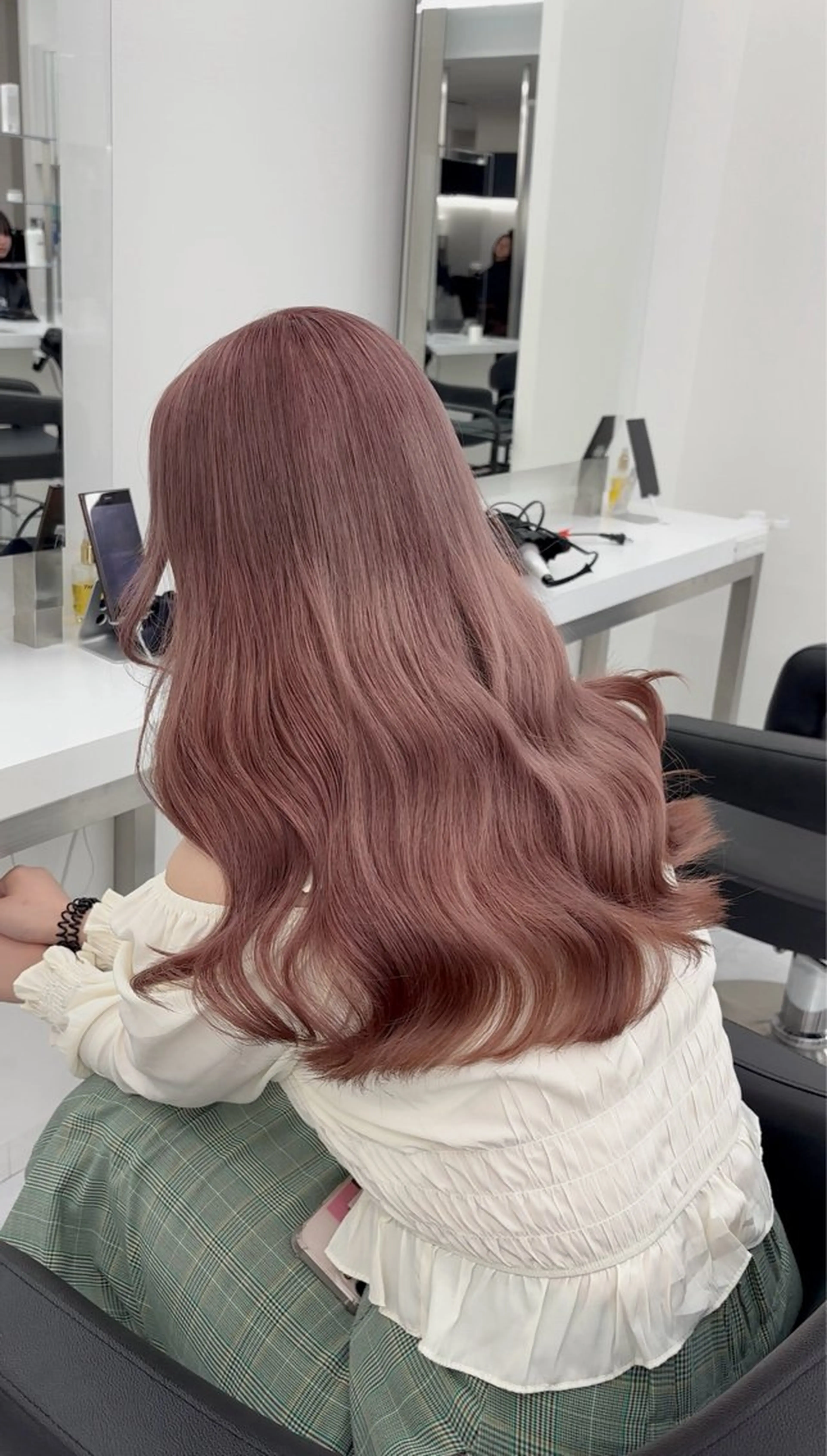 ロング カラー 🖤ハイトーン× レイヤー🖤SARAのヘアスタイル