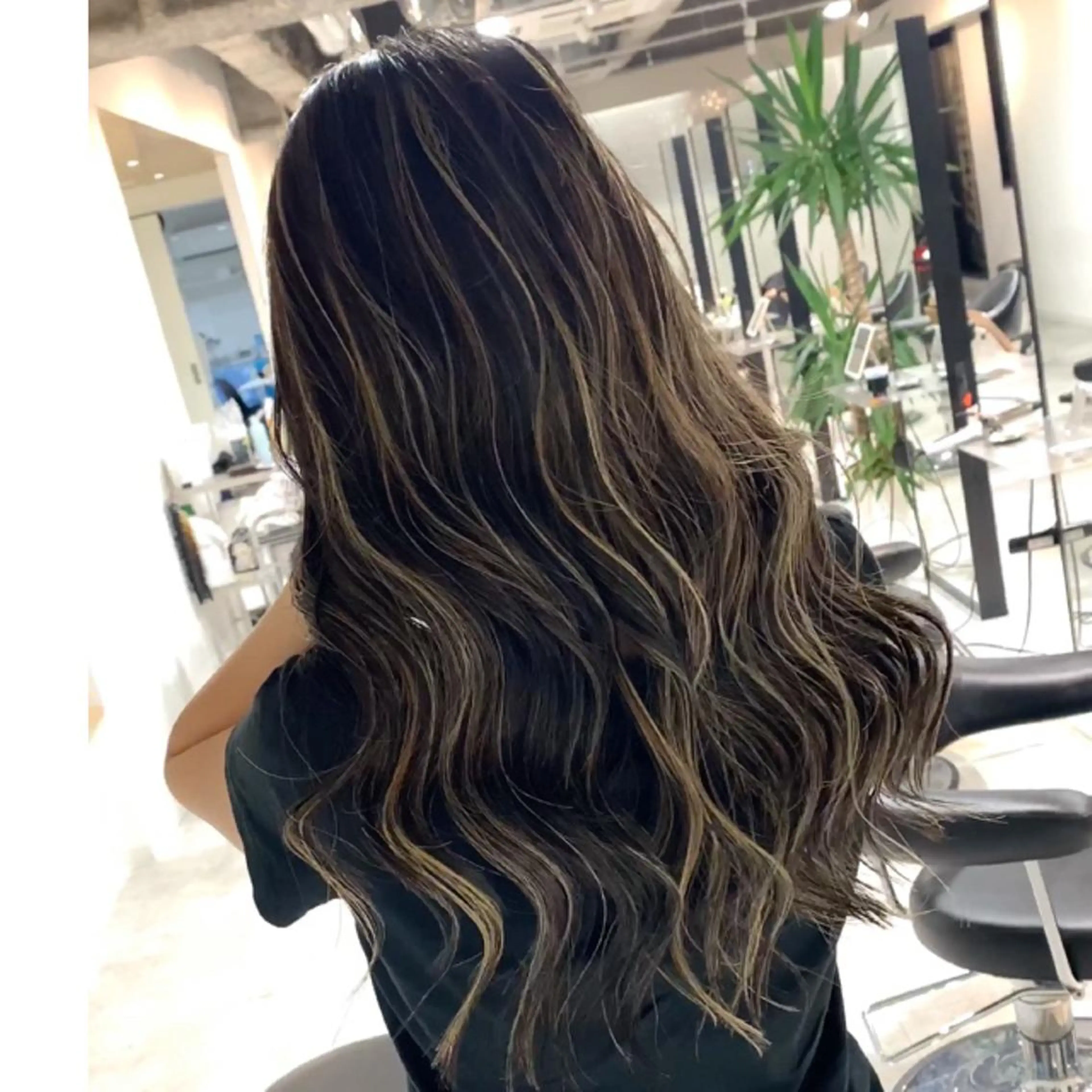 ロング ハイライト ヘアカラー トリートメント 神戸でブリーチなら puty/レイヤーのヘアスタイル