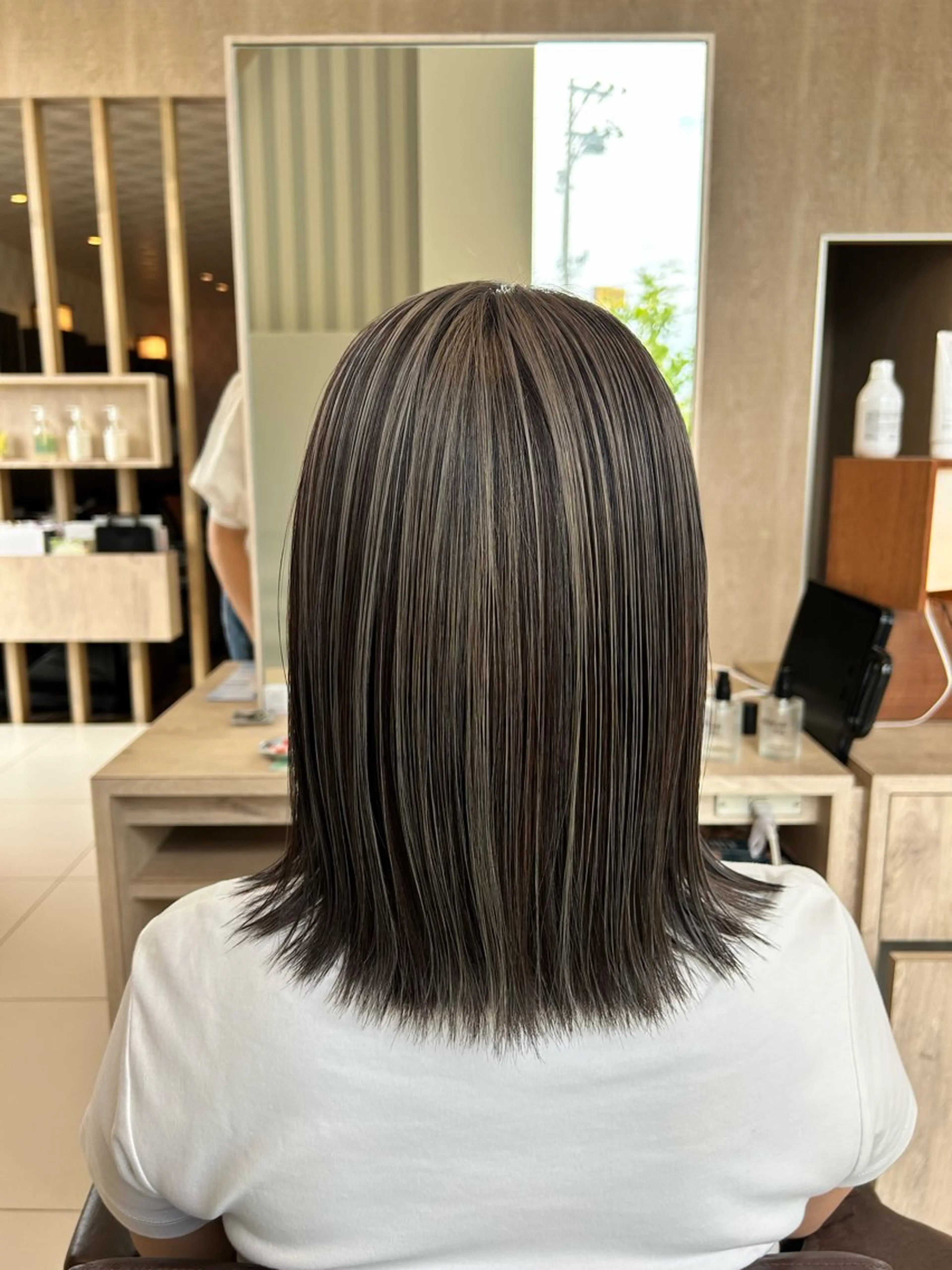 ミディアム カラー オガタ アキのヘアスタイル