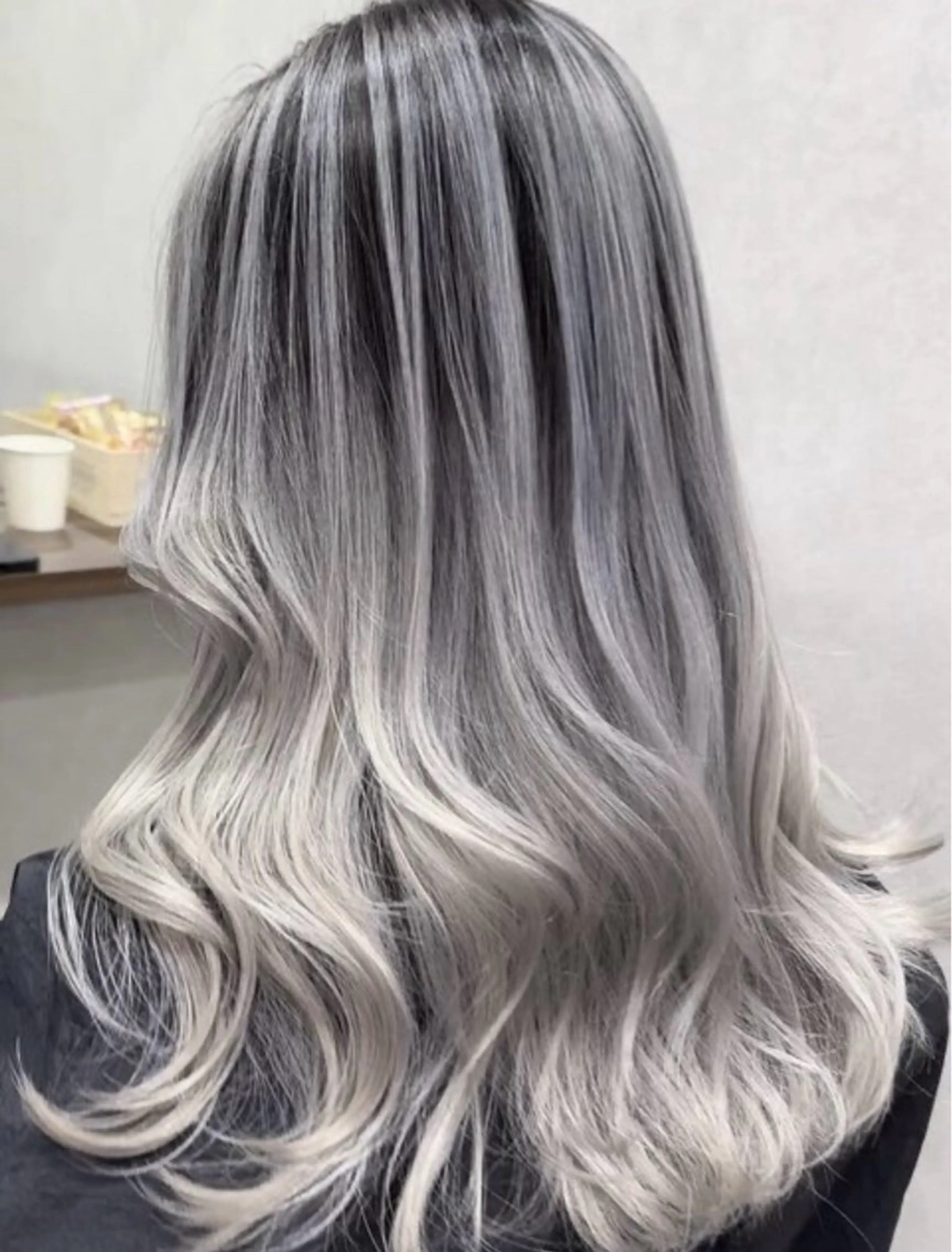 ロング カラー アッシュ バレイヤージュ ホワイトアッシュ レイヤーカット ヘアカラー Mëw &のヘアスタイル