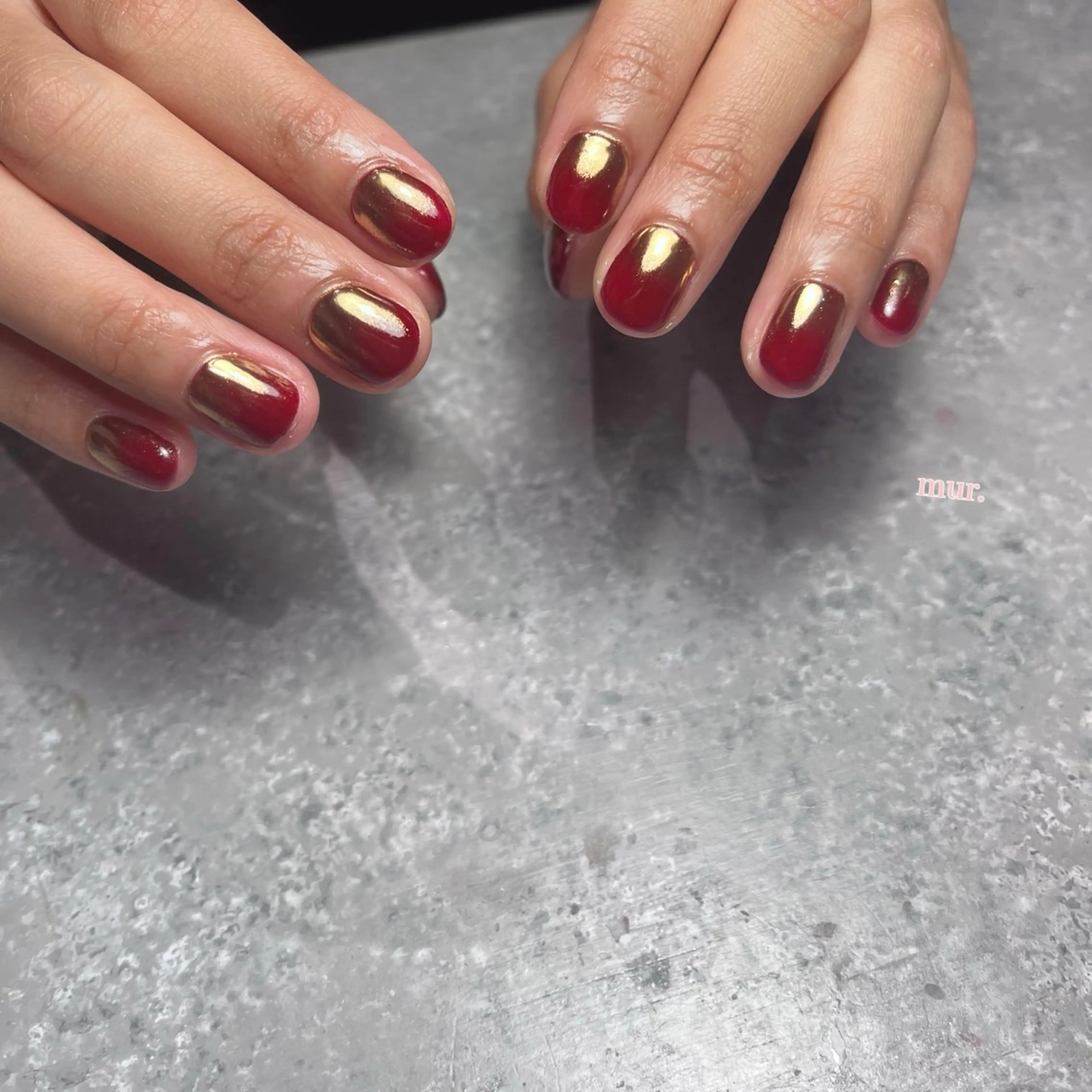 ネイル ボルドー グラデーション ミラーネイル nailsalon mur.のネイルデザイン