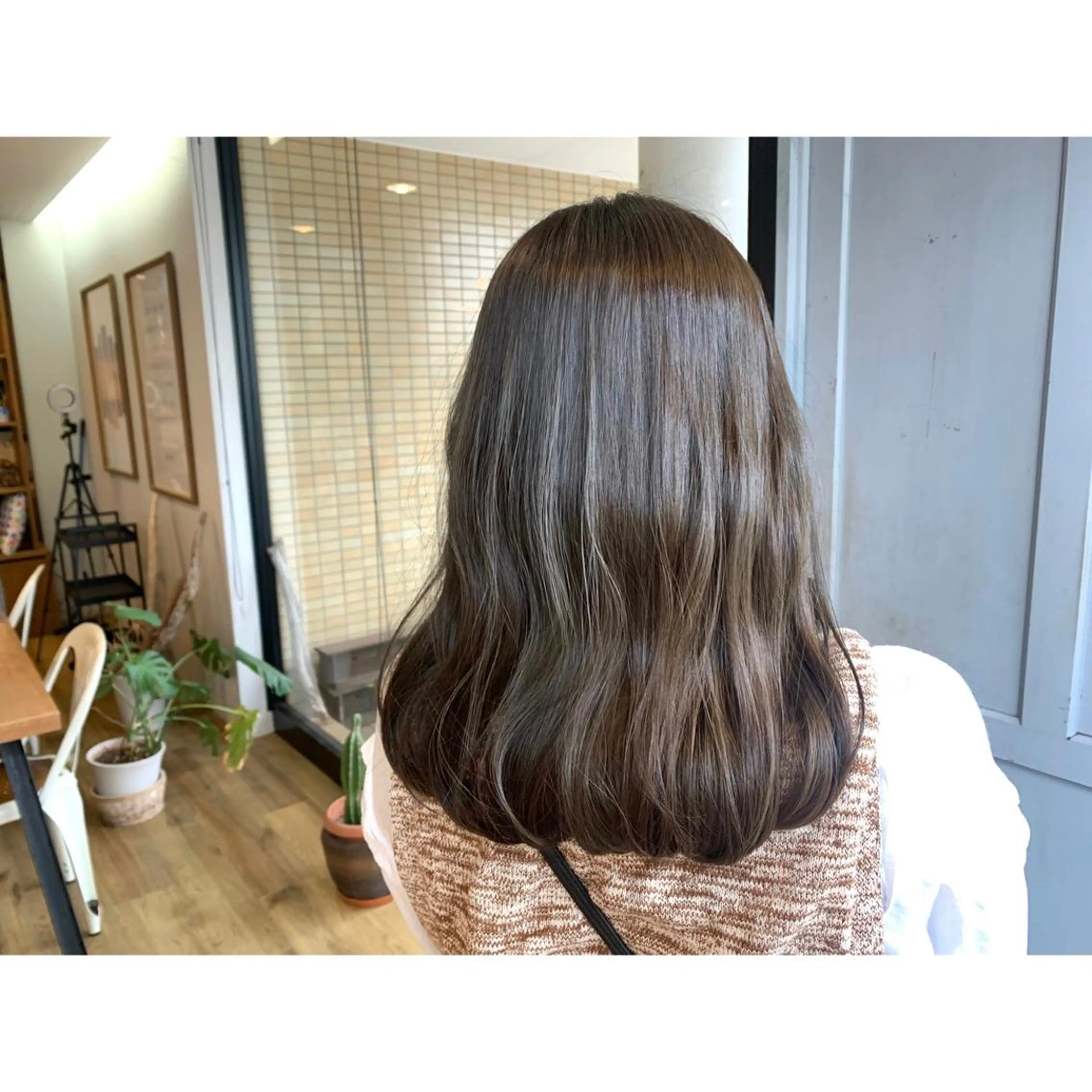 セミロング カラー グレージュ オリーブグレージュ オリーブグレー ヘアカラー トリートメント ツキダテ ユイのヘアスタイル