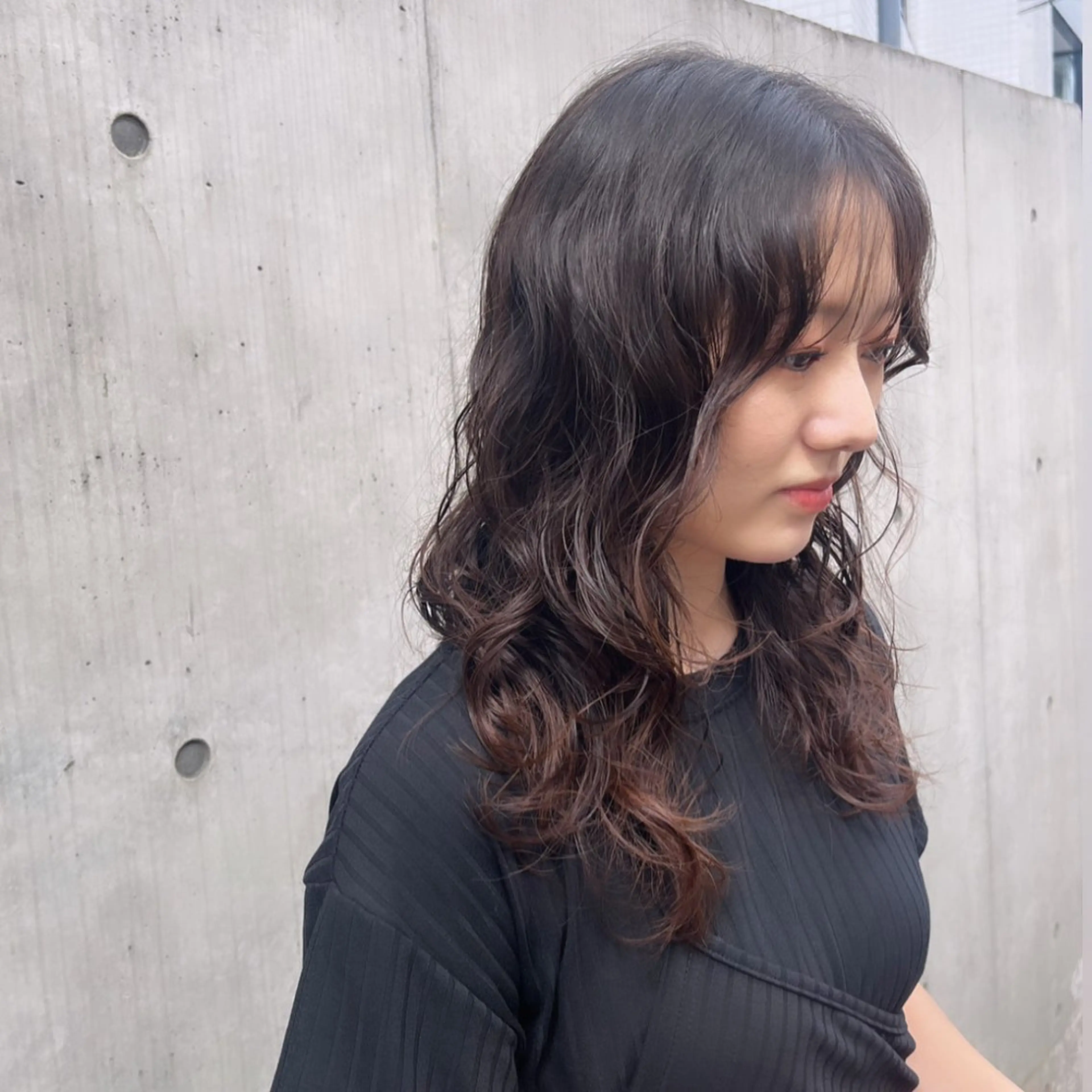 セミロング パーマ セミロングパーマ 外国人風カラー レイヤーカット ウルフカット ニュアンスパーマ カット パーマ ヘッドスパ ヘアセット カジュアルを女っぽく 𝗮𝘆𝗮𝗰𝗼のヘアスタイル