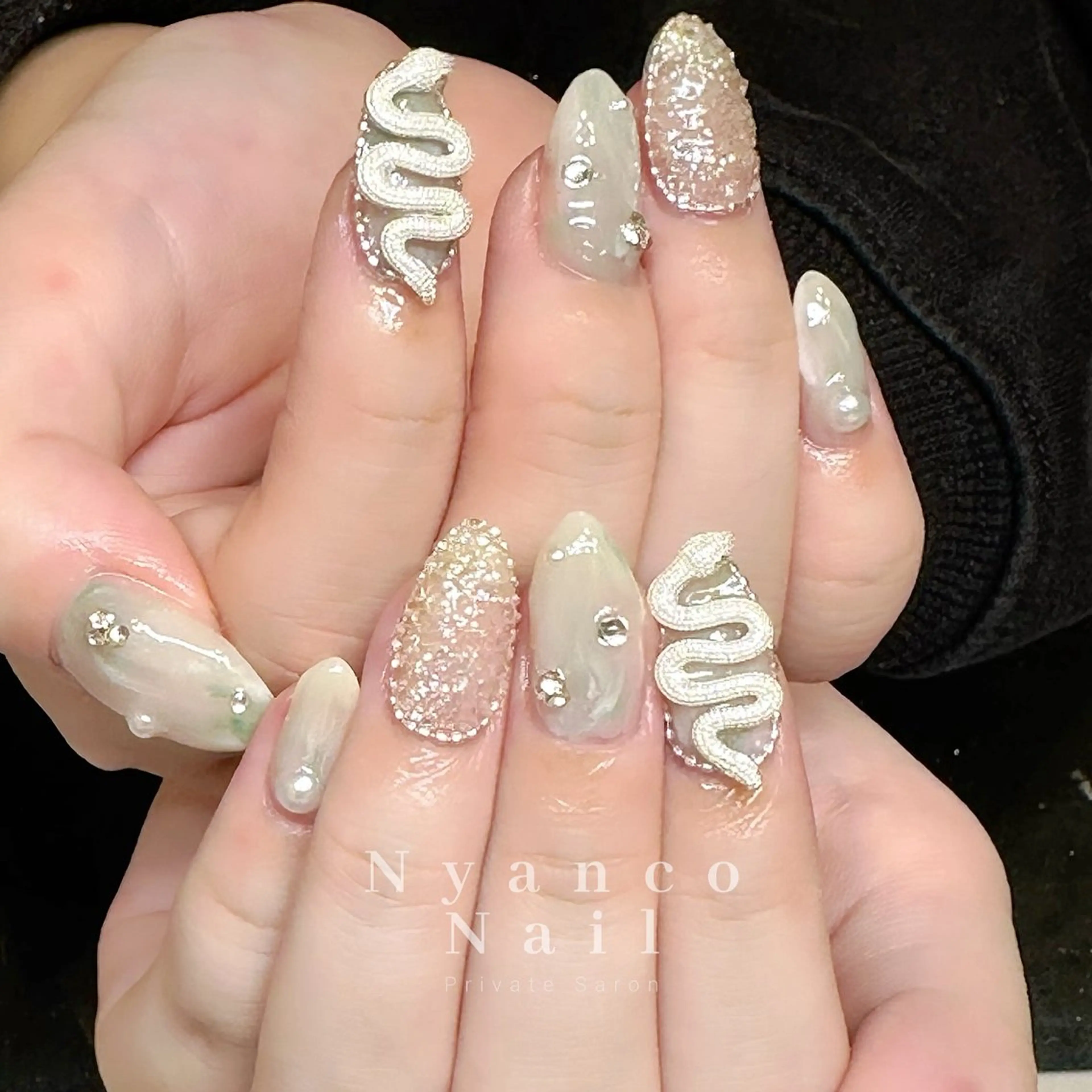 ネイル ジェルネイル キラキラネイル ワンホンネイル 冬ネイル Nyanco Nailのネイルデザイン