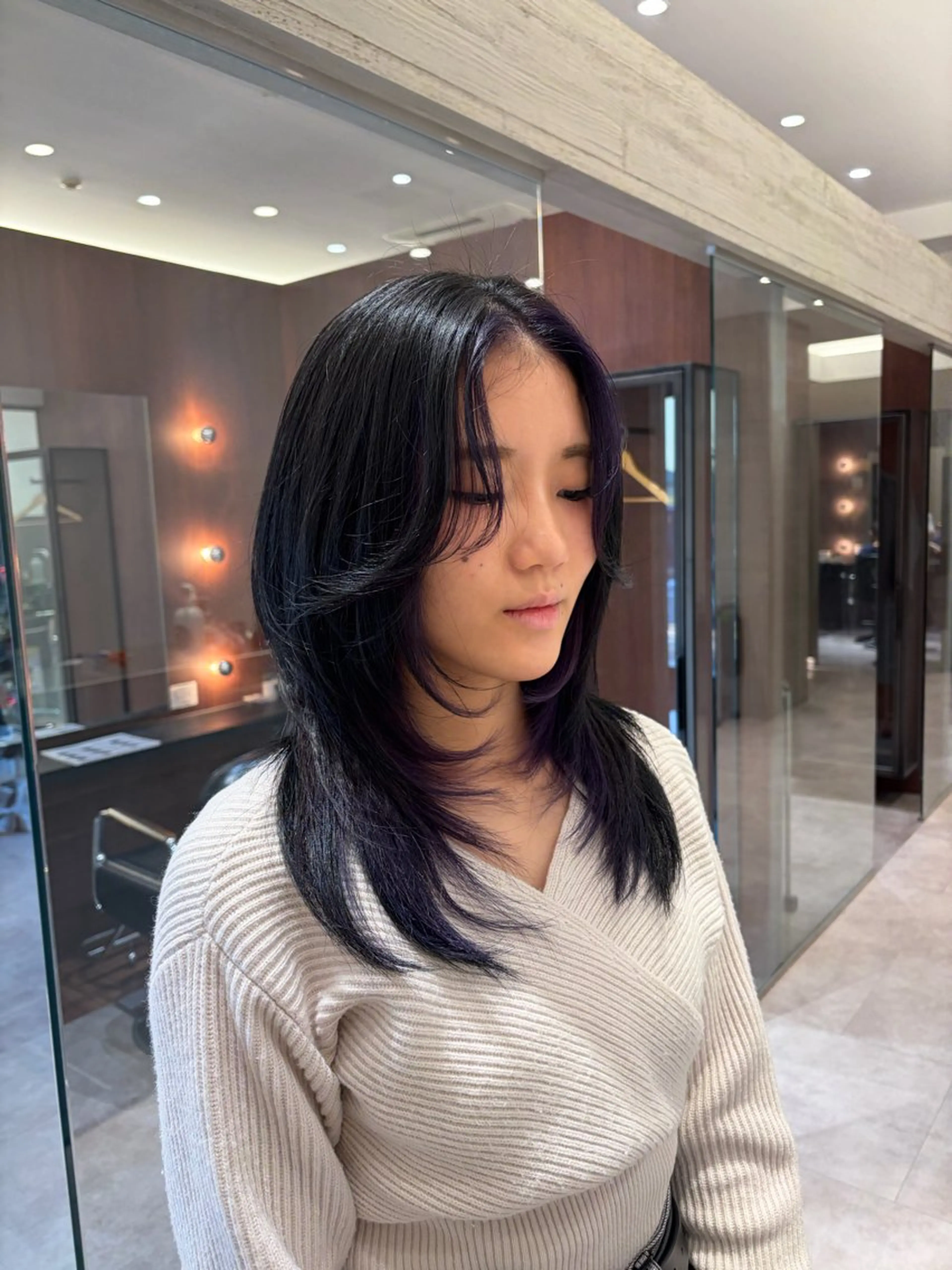 セミロング パープルカラー ヘアカラー サキ🤍ハイトーン 🩰くびれ巻きヘアのヘアスタイル