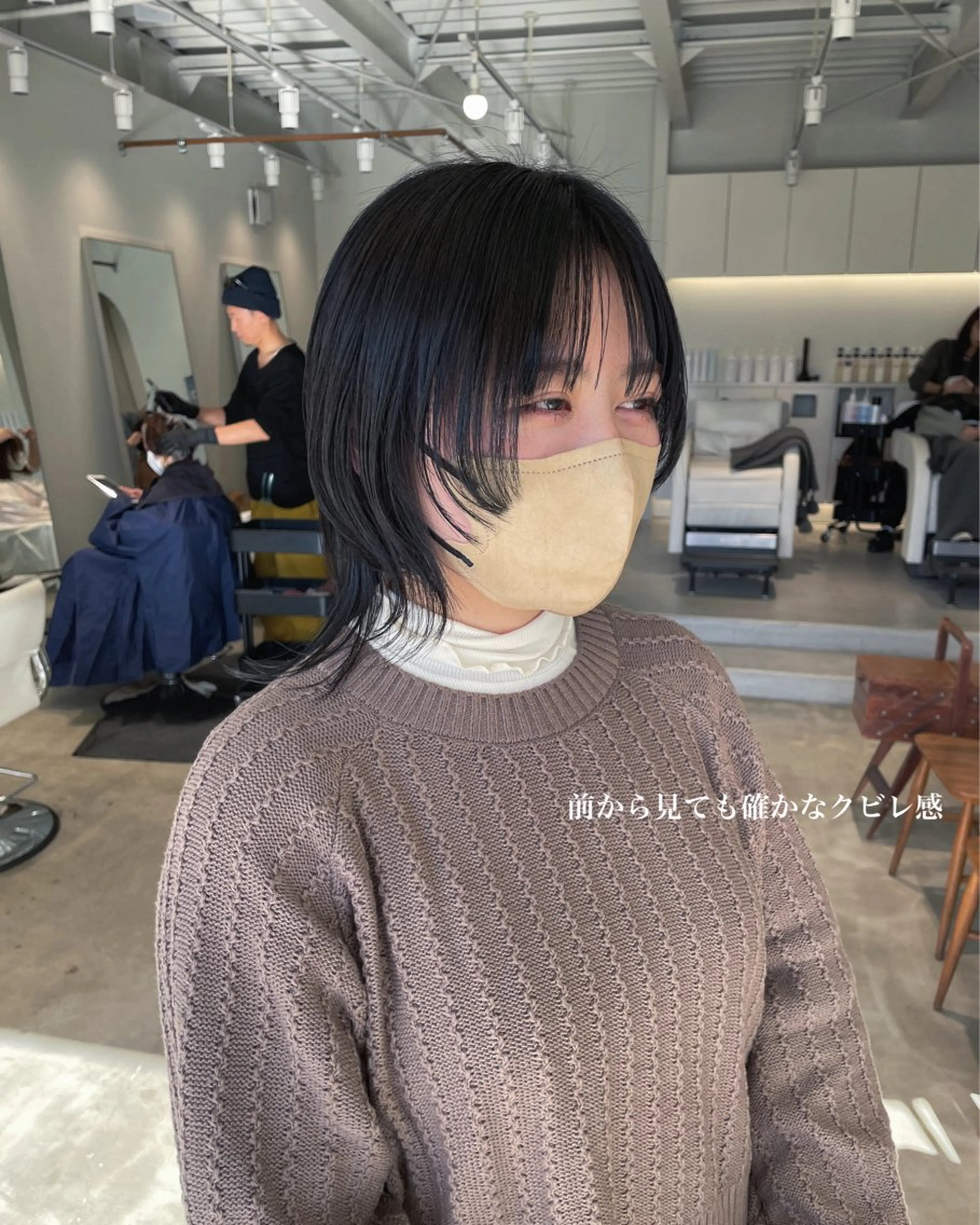 セミロング ウルフカット 峯崎 葵のヘアスタイル