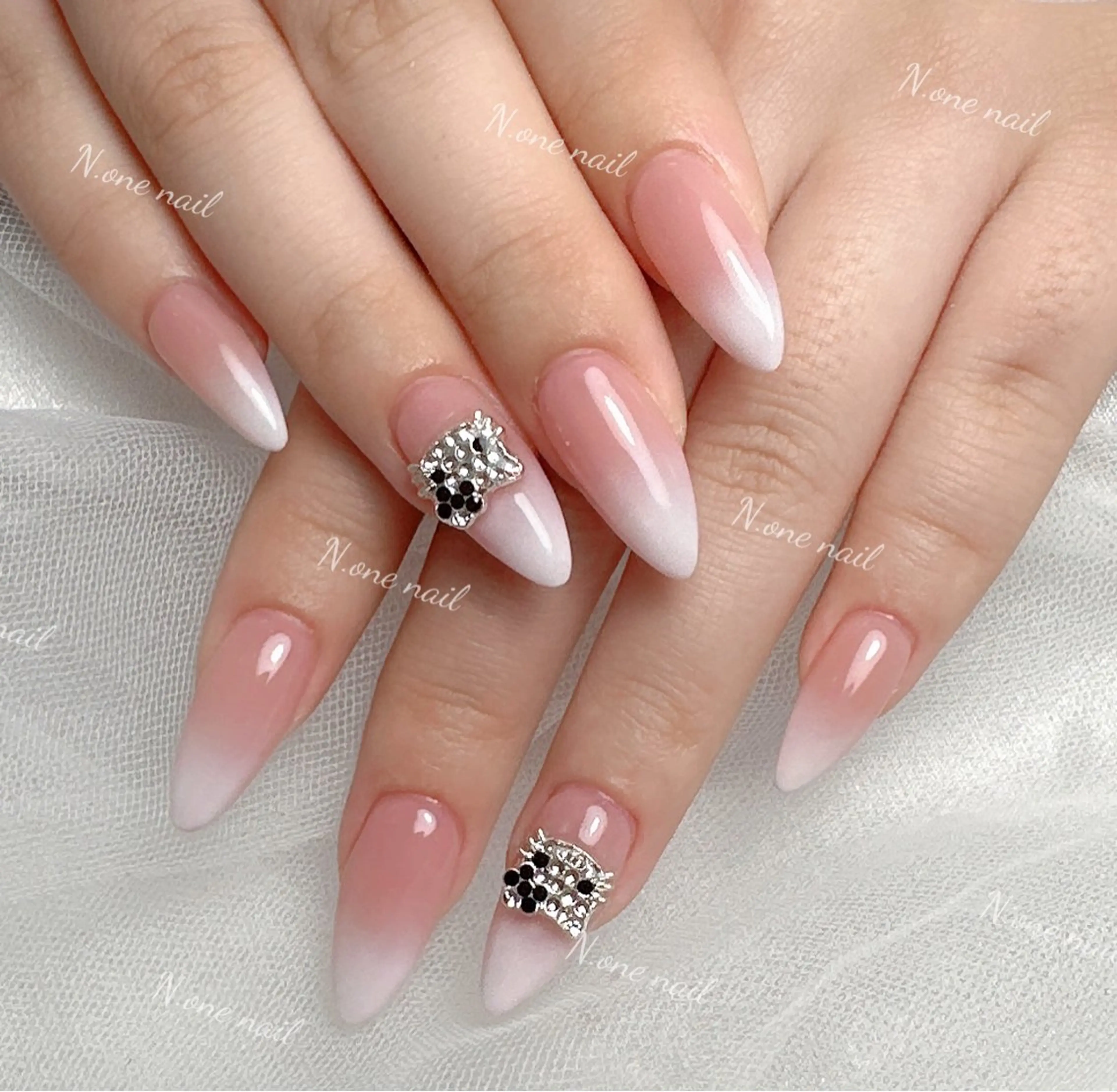 ★海外大人気★ワンホンネイル★ベビーブーマーからグラ+パーツ2つ¥ 6980円の写真