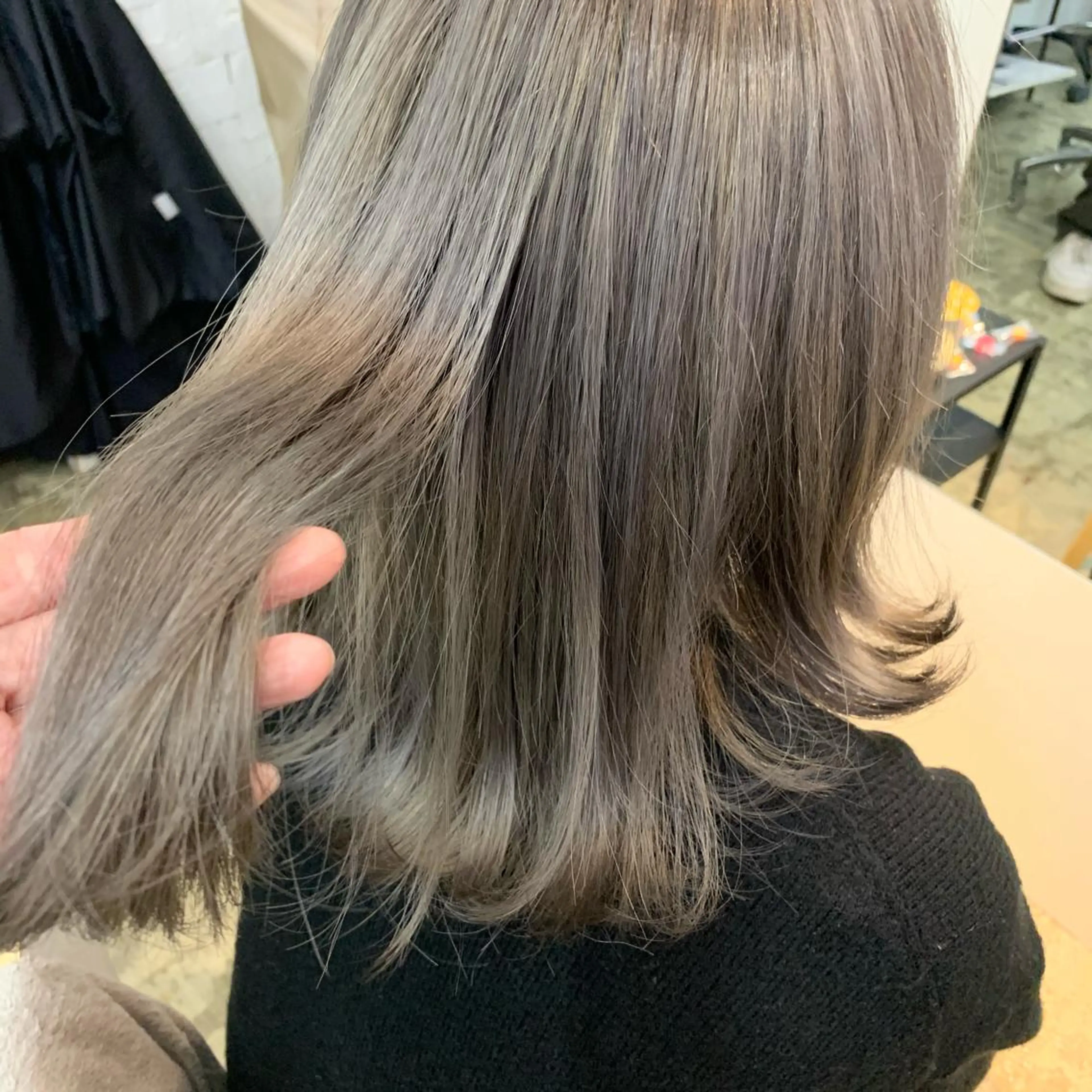 ミディアム カラー ブリーチ シルバー トリートメント ヘアカラー トリートメント fit /HONOKAのヘアスタイル