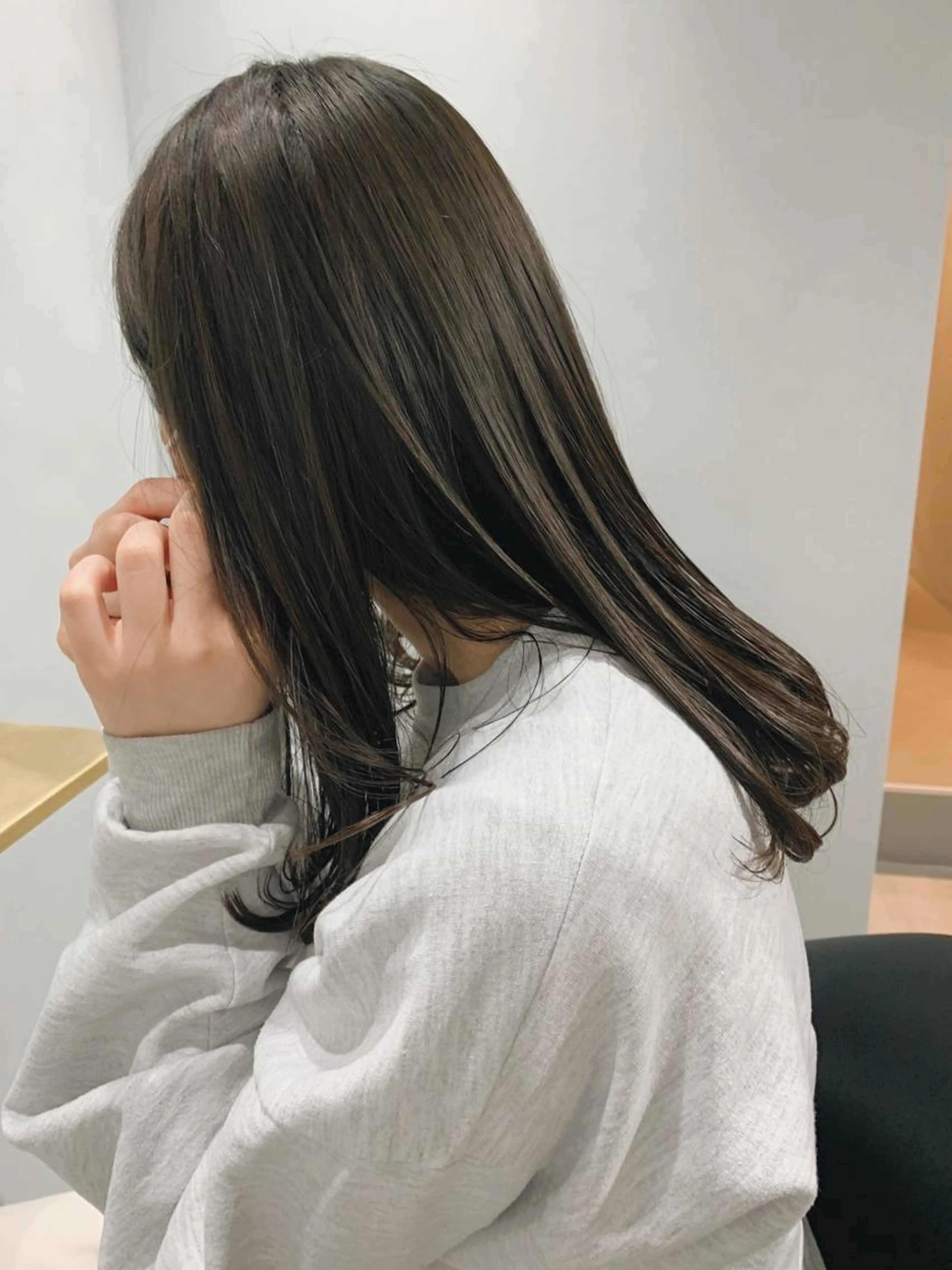 ブリーチなしのダブルカラー　オリーブ系　✔︎少し明るくしたい方にオススメです＋トリートメント🌿明るすぎない上品なカラーの写真