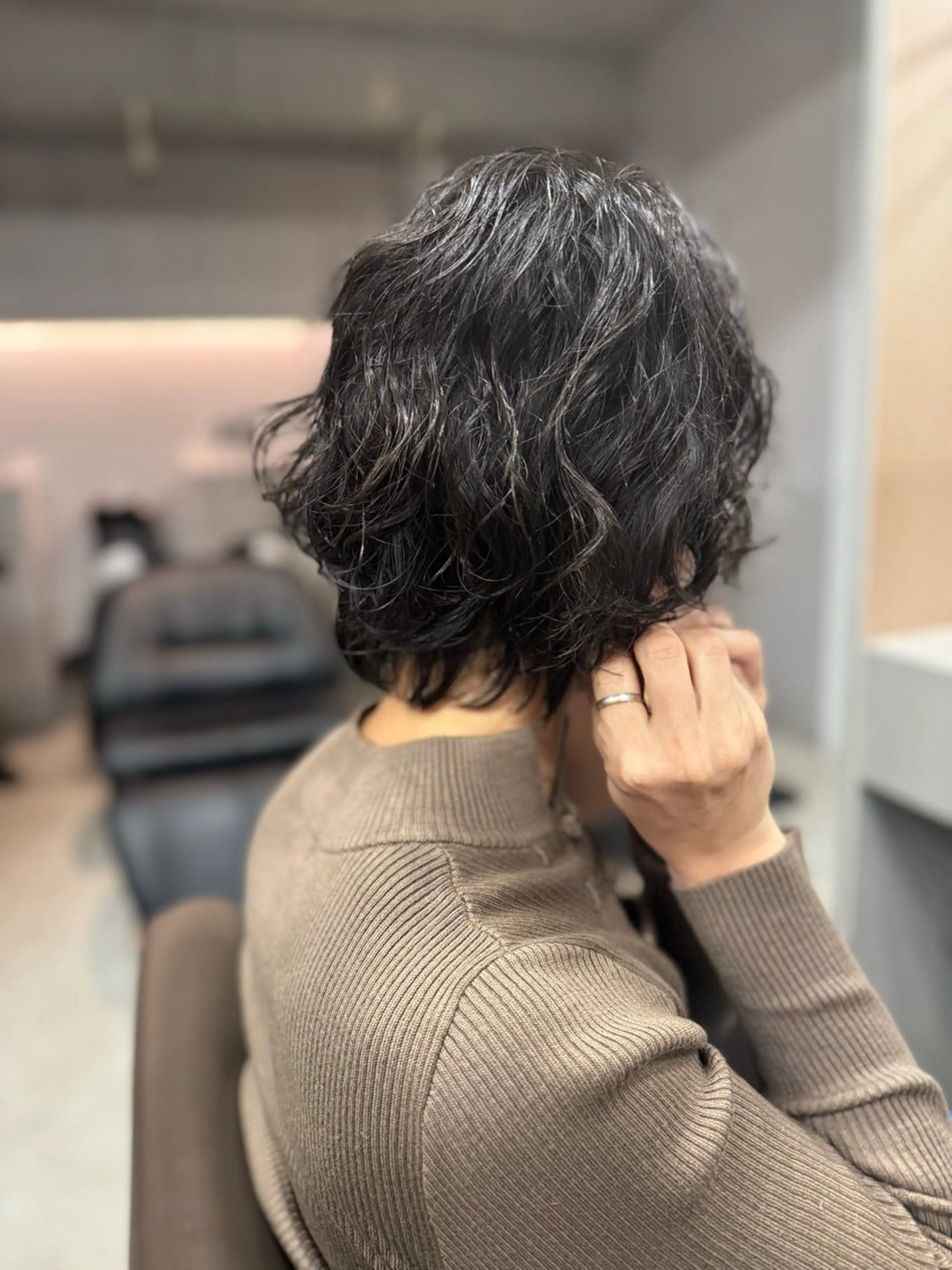 ショート パーマ 曲がる縮毛矯正 センターパートのヘアスタイル