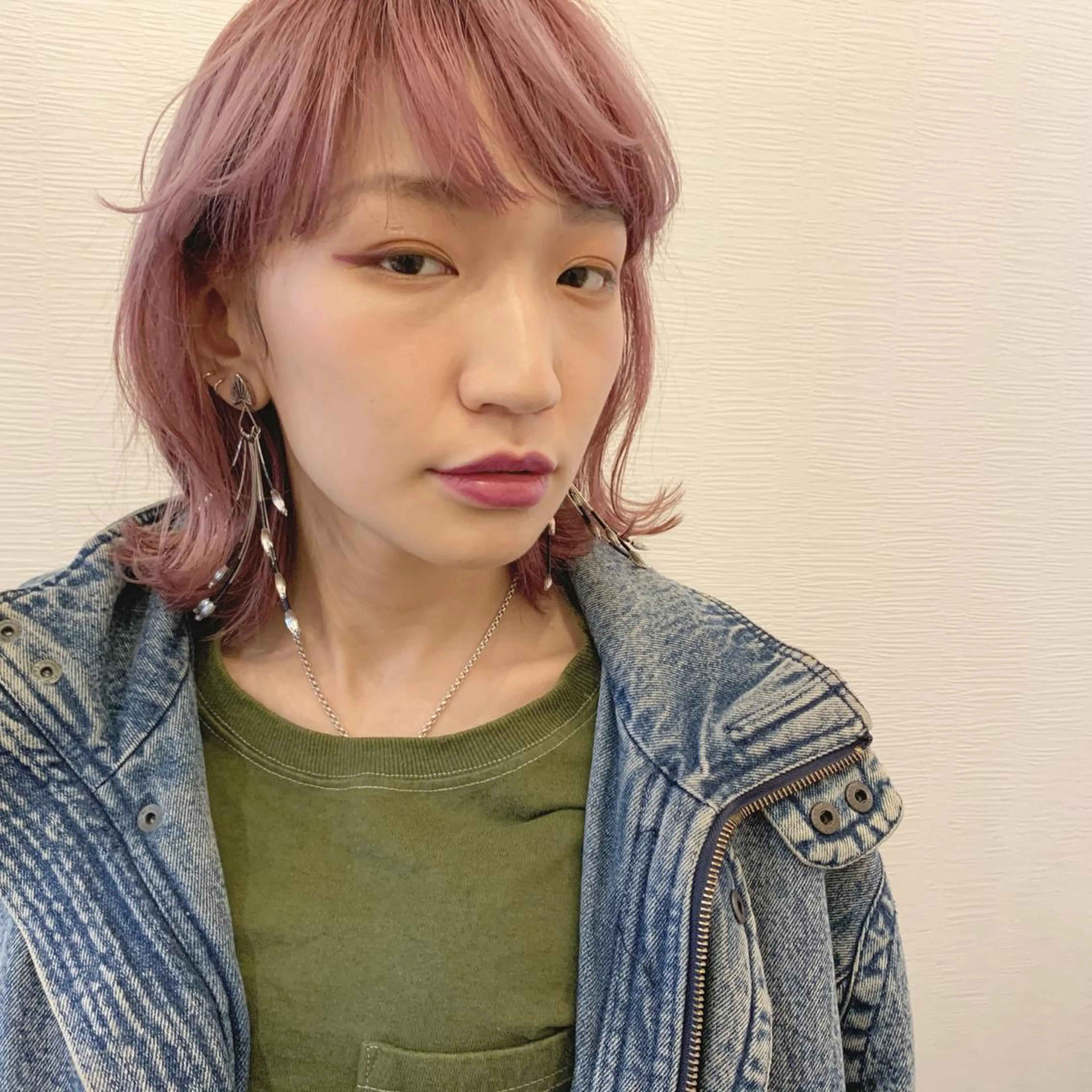 ミディアム カラー 黒髪 ブリーチ ダブルカラー ピンクカラー ホワイトピンク 池田 真由美のヘアスタイル